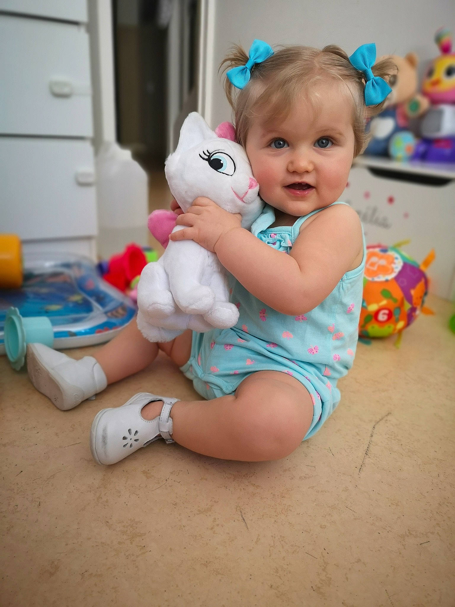 Amélia a rejoint le concours — aidez-le/la à gagner de superbes lots ! baby, baby_playing_with_toys, baby_products, baby_toddler_clothing, child, person, play, skin, smile, stuffed_toy, toddler, toy