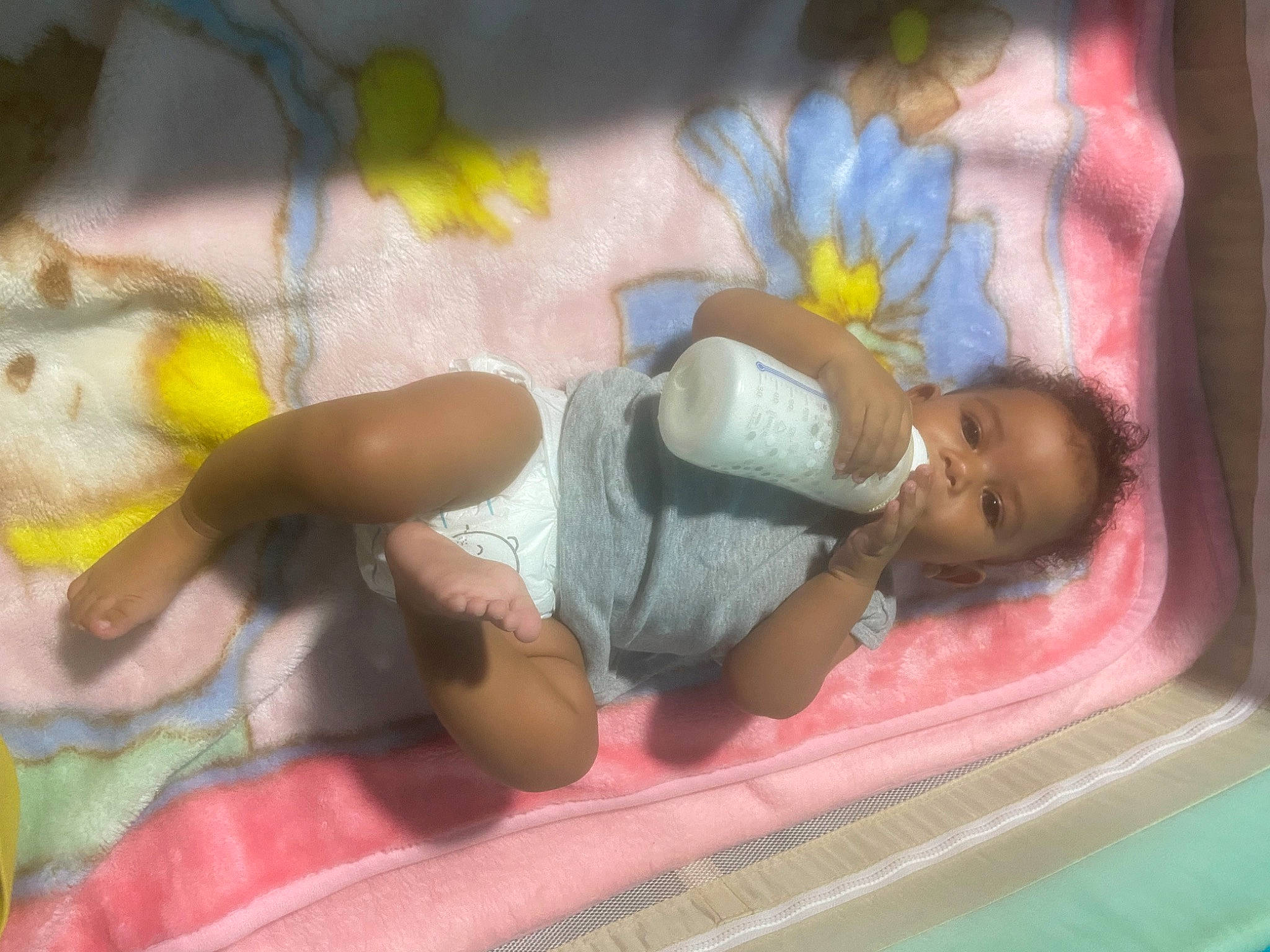 Edamy a rejoint le concours — aidez-le/la à gagner de superbes lots ! art, baby, baby_products, baby_toddler_clothing, barefoot, bathing, child, comfort, flooring, foot, fun, leisure, linens, person, play, room, skin, thigh, toddler, visual_arts