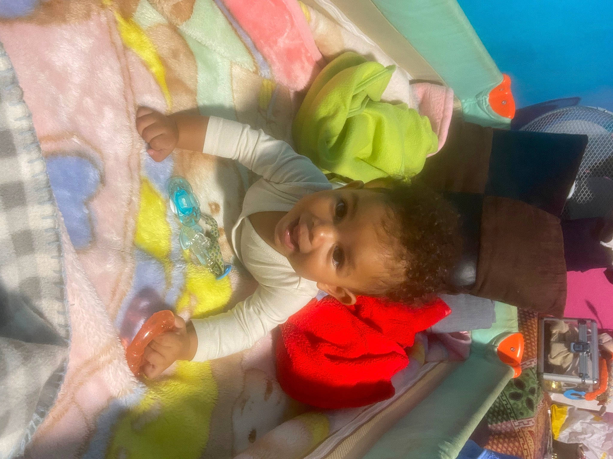 Edamy a rejoint le concours — aidez-le/la à gagner de superbes lots ! baby, baby_products, baby_toys, bed, bedtime, blanket, child, comfort, fun, happy, leisure, linens, nap, pattern, person, play, room, sleep, t_shirt, toddler