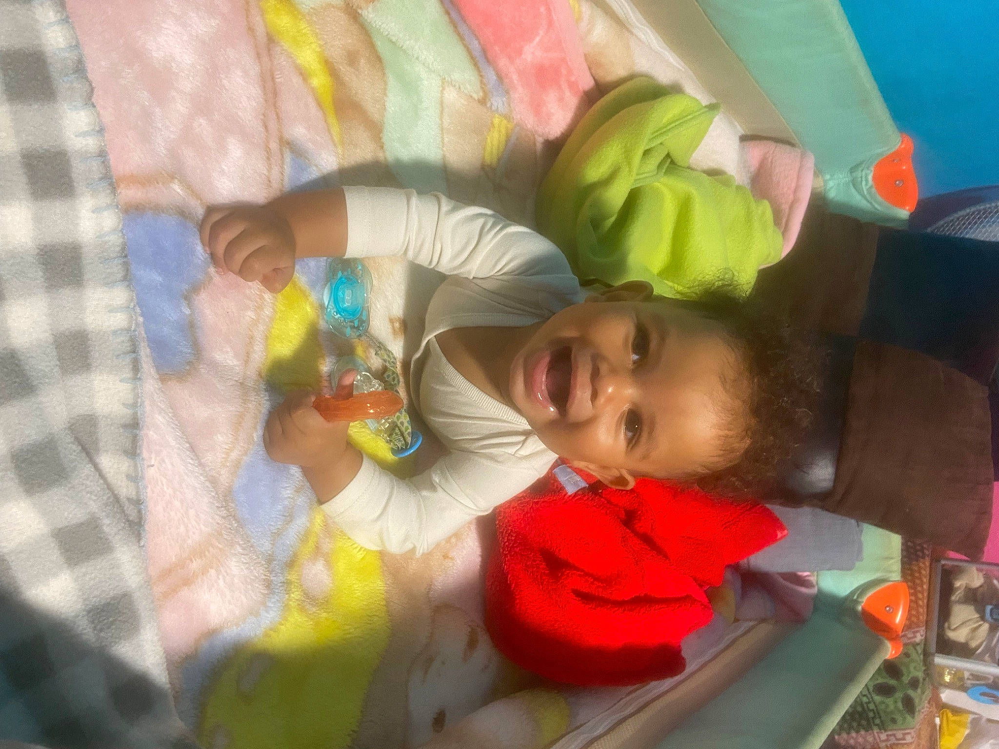 Edamy participe au concours pour gagner de l'argent avec cette photo : adaptation, baby, baby_products, child, comfort, event, fun, happy, leisure, linens, mouth, pattern, person, plaid, play, product, room, smile, t_shirt, tartan