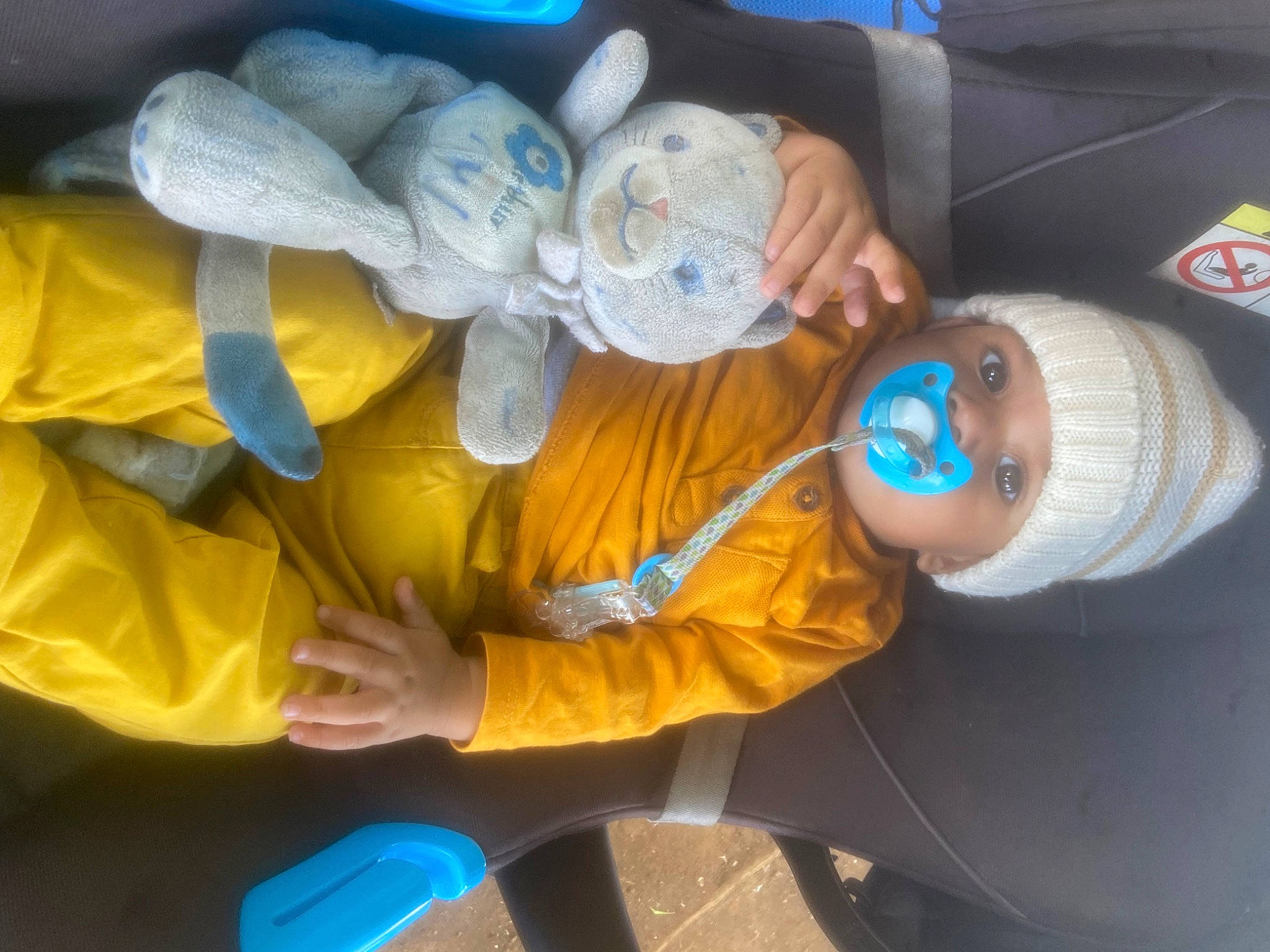 Edamy participe au concours pour gagner de l'argent avec cette photo : arm, baby, baby_products, blue, child, comfort, drinkware, electric_blue, finger, fun, gesture, hand, nail, person, personal_protective_equipment, plastic, plastic_bottle, room, thumb, toddler