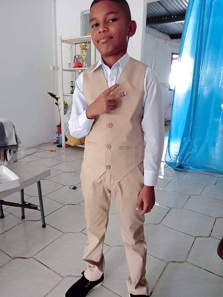 Johan a rejoint le concours — aidez-le/la à gagner de superbes lots ! belt, blazer, blue, collar, dress_shirt, electric_blue, eyewear, fashion_design, flooring, formal_wear, job, joy, person, sleeve, standing, suit, suit_trousers, tie, uniform, waist