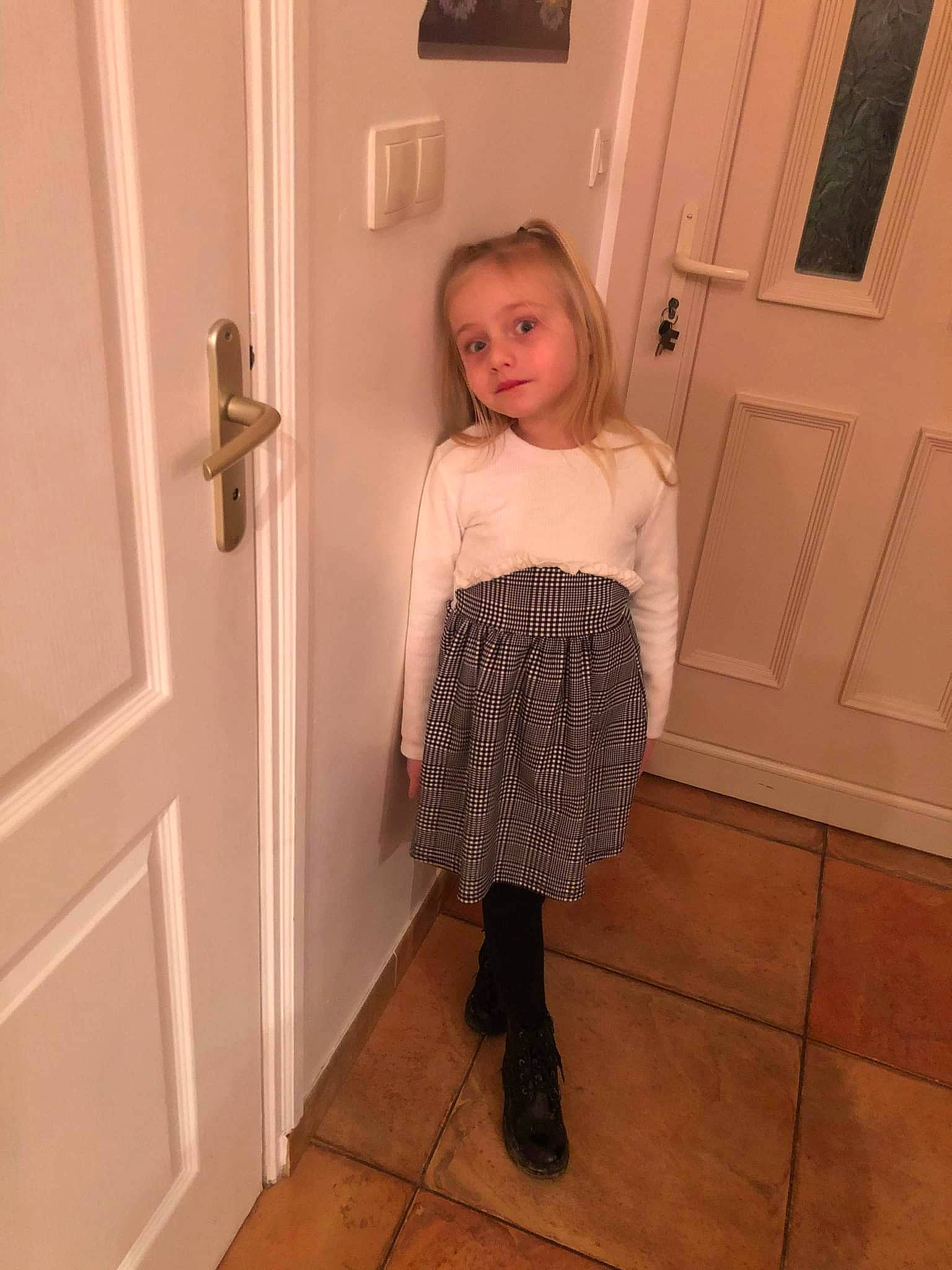 Louna participe au concours pour gagner de l'argent avec cette photo : baby_toddler_clothing, blond, door, fashion_design, floor, flooring, hardwood, home_door, house, human_leg, knee, leg, pattern, person, sleeve, thigh, toddler, trunk, waist, wood