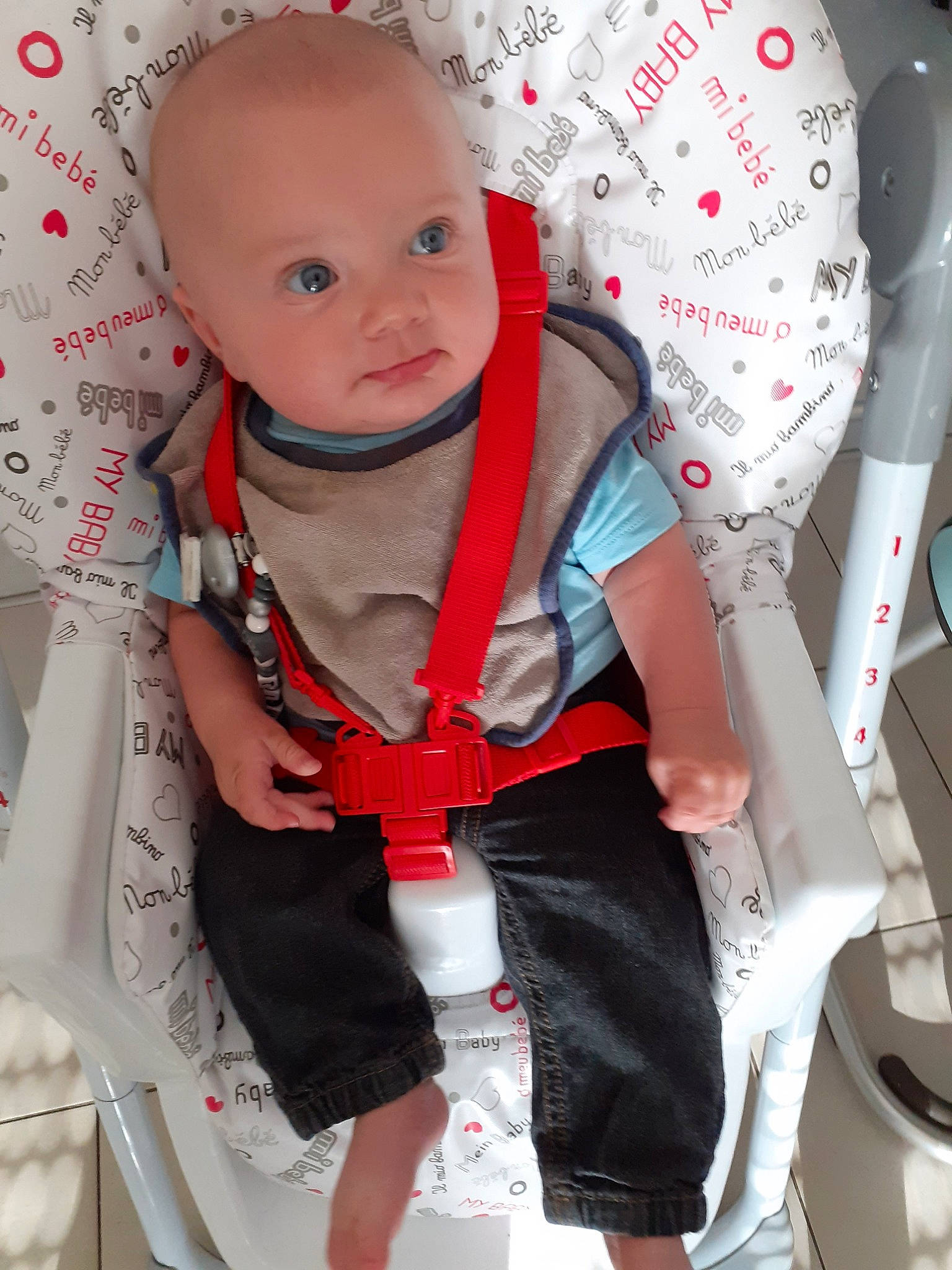 Timéo a rejoint le concours — aidez-le/la à gagner de superbes lots ! baby, baby_carriage, baby_products, car_seat, cheek, child, person, product, toddler