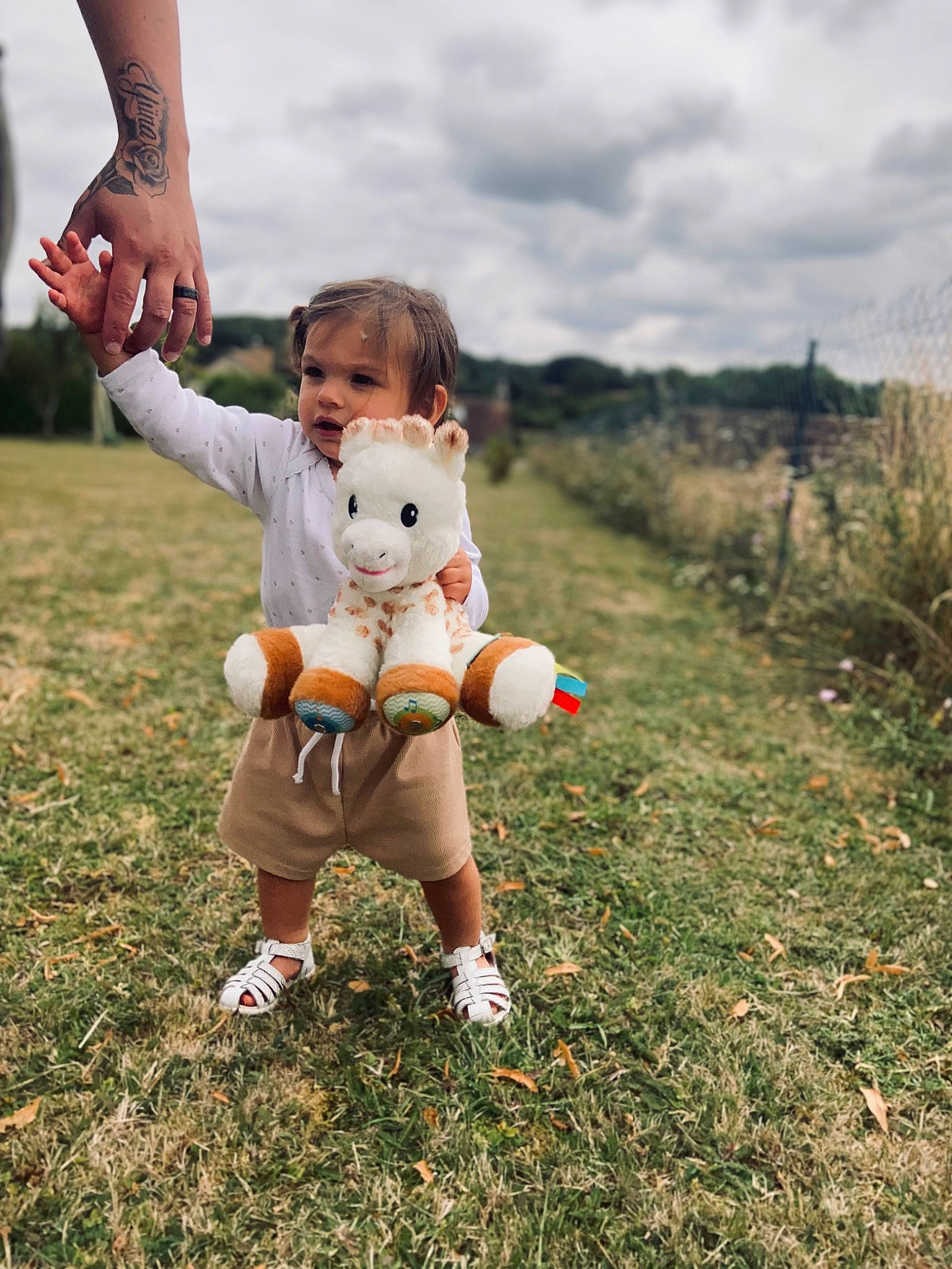 Yüna participe au concours pour gagner de l'argent avec cette photo : ball, child, cloud, fun, gesture, grass, grass_family, grassland, hand, happy, landscape, leisure, meadow, people_in_nature, person, plant, recreation, sitting, sky, teddy_bear
