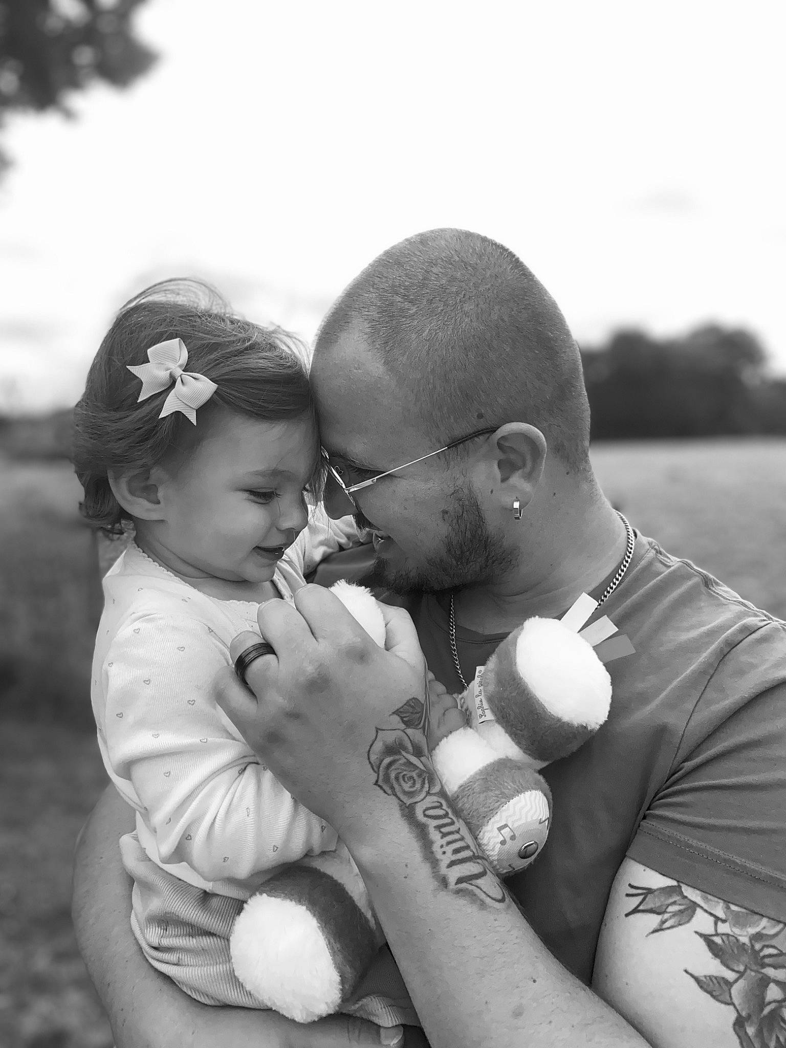 Yüna participe au concours pour gagner de l'argent avec cette photo : arm, baby, black_and_white, child, eyewear, flash_photography, fun, gesture, grass, happy, monochrome, monochrome_photography, people_in_nature, person, plant, skin, sky, standing, style, toddler