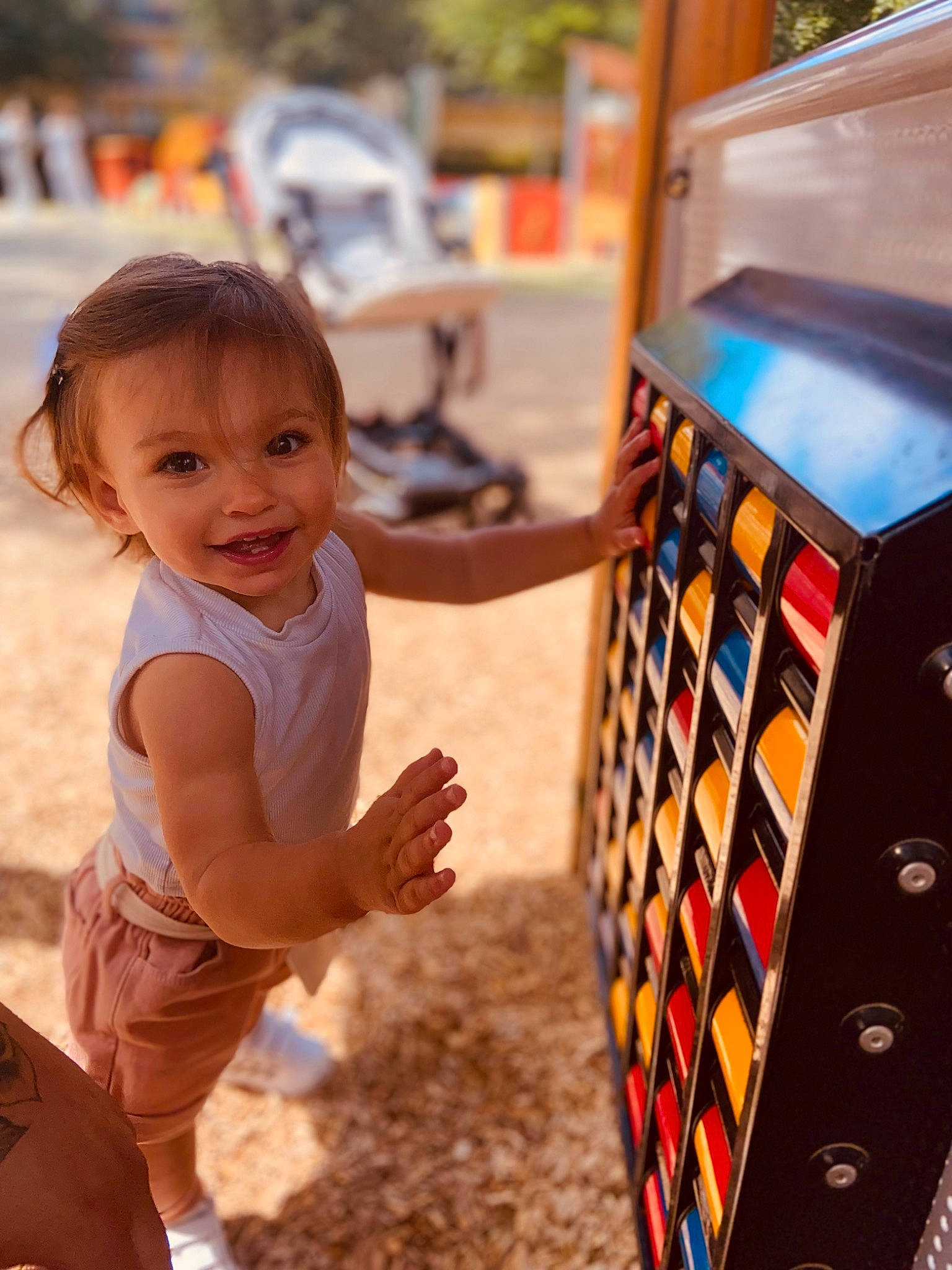 Yüna participe au concours pour gagner de l'argent avec cette photo : box, child, fun, happy, indoor_games_and_sports, joy, leisure, machine, person, play, public_space, recreation, sitting, smile, soil, t_shirt, toddler, toy, travel, vacation