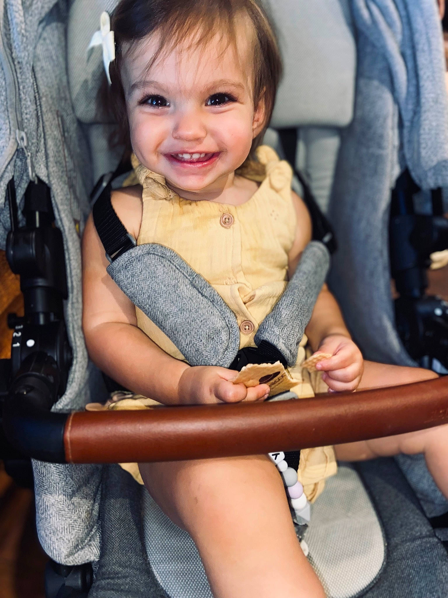 Yüna a rejoint le concours — aidez-le/la à gagner de superbes lots ! baby, baby_toddler_clothing, beauty, chair, child, eye, facial_expression, finger, happy, human_leg, iris, joy, knee, people, person, photograph, sitting, skin, sleeve, smile