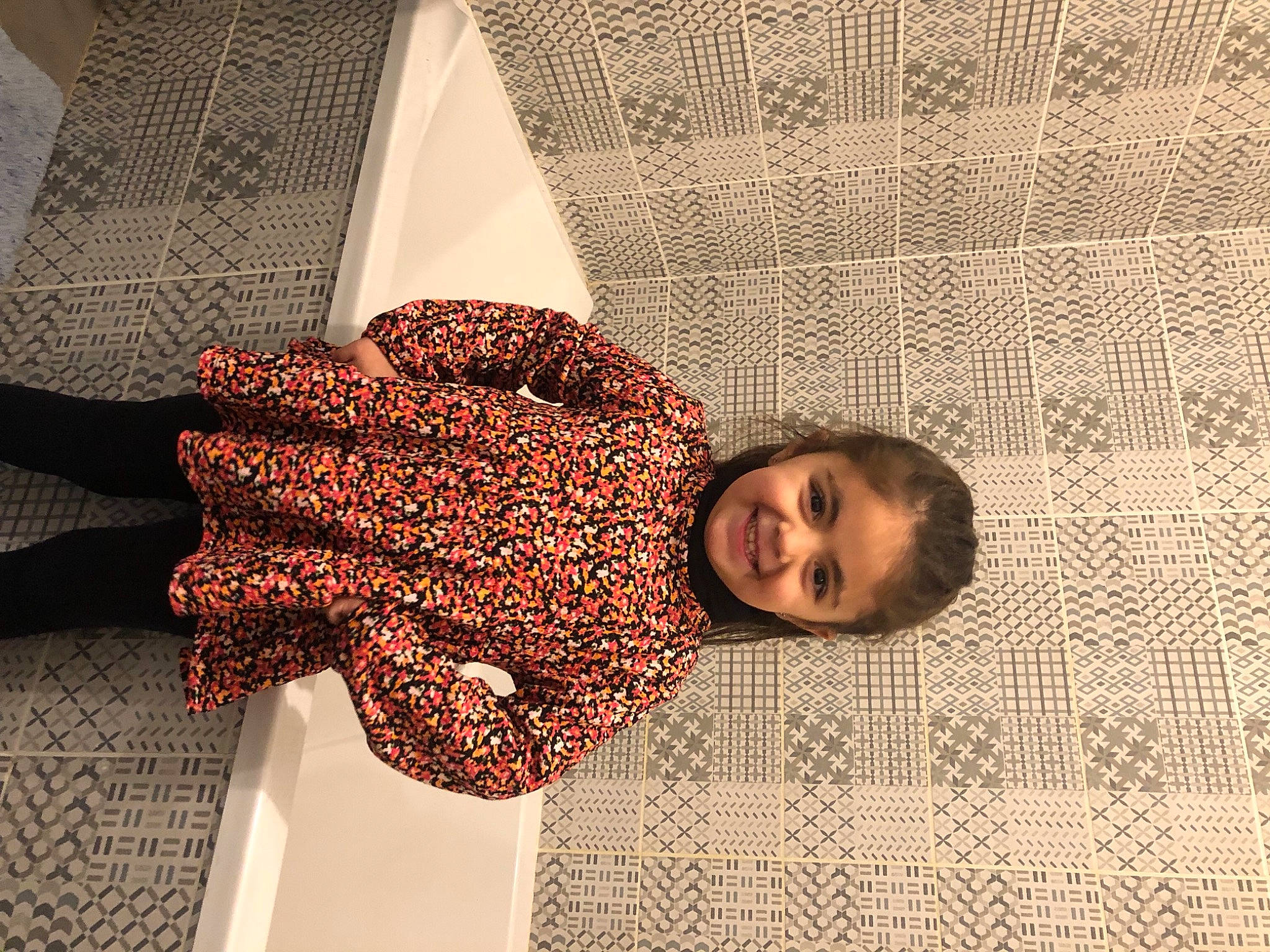 Emy participe au concours pour gagner de l'argent avec cette photo : carmine, child, comfort, elbow, fashion_accessory, flooring, fun, gesture, happy, joy, linens, pattern, person, room, smile, textile, tints_and_shades, toddler, wall, wood