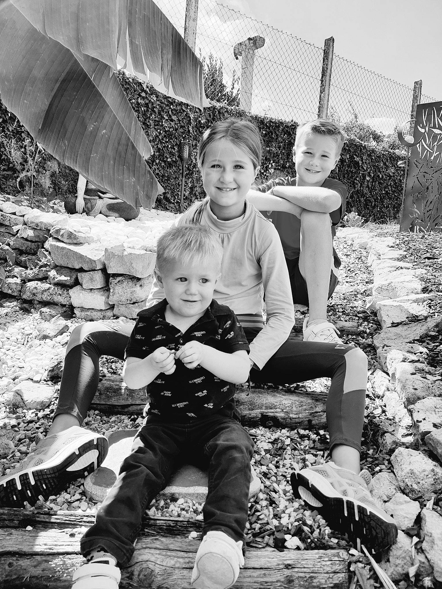 Enora participe au concours pour gagner de l'argent avec cette photo : black, black_and_white, flash_photography, footwear, fun, grass, happy, joy, leisure, monochrome, monochrome_photography, people, person, photograph, shoe, shorts, sky, smile, sneakers, style