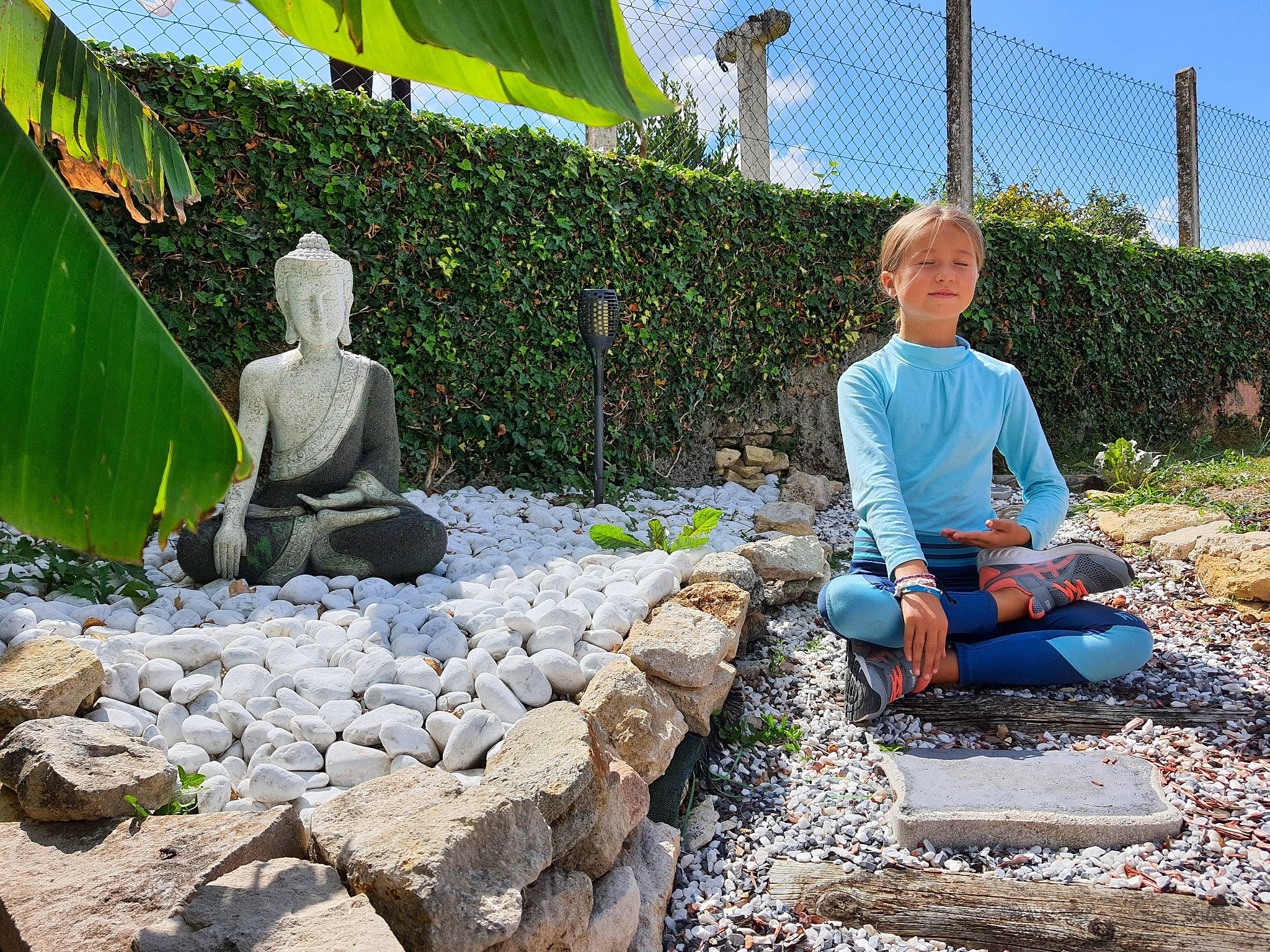 Enora participe au concours pour gagner de l'argent avec cette photo : adaptation, art, botany, fence, garden, grass, green, landscape, lawn_ornament, leaf, leisure, people_in_nature, person, plant, sculpture, shrub, sitting, sky, statue, temple