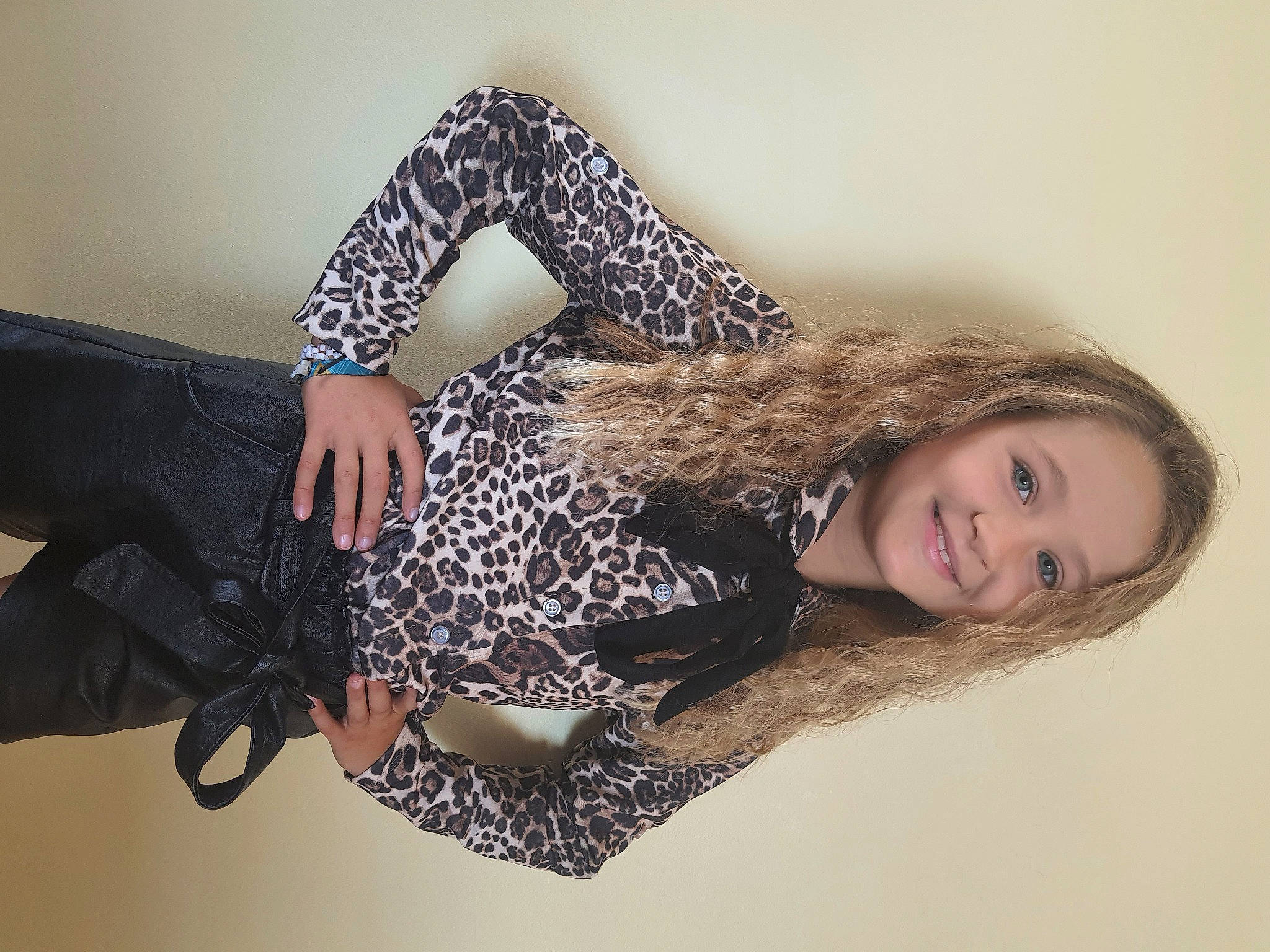 Enora a rejoint le concours — aidez-le/la à gagner de superbes lots ! blond, comfort, elbow, fashion_design, fashion_model, flash_photography, hair, happy, human_body, human_leg, joy, knee, leg, long_hair, neck, person, shoulder, sleeve, smile, thigh