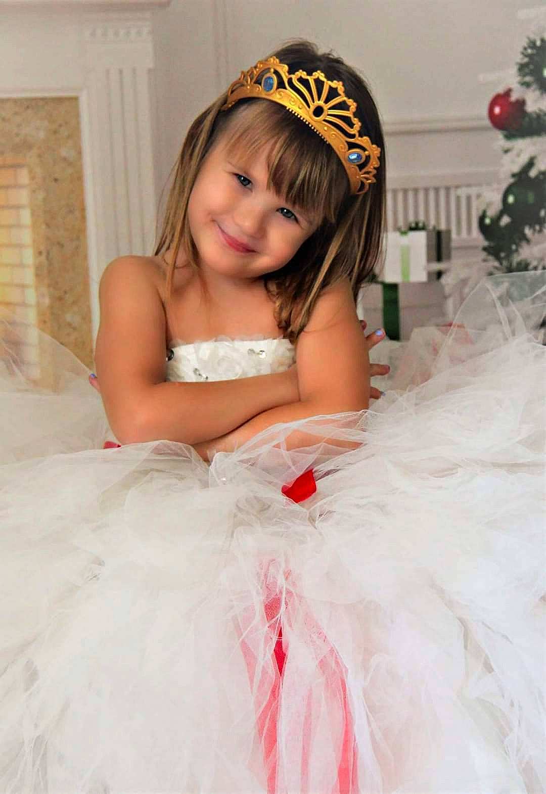 Salome participe au concours pour gagner de l'argent avec cette photo : beauty, bridal_clothing, child_model, christmas_decoration, clothing, costume, costume_accessory, dress, embellishment, flash_photography, hair_accessory, headband, headgear, headpiece, holiday, joy, person, photography, textile, tiara