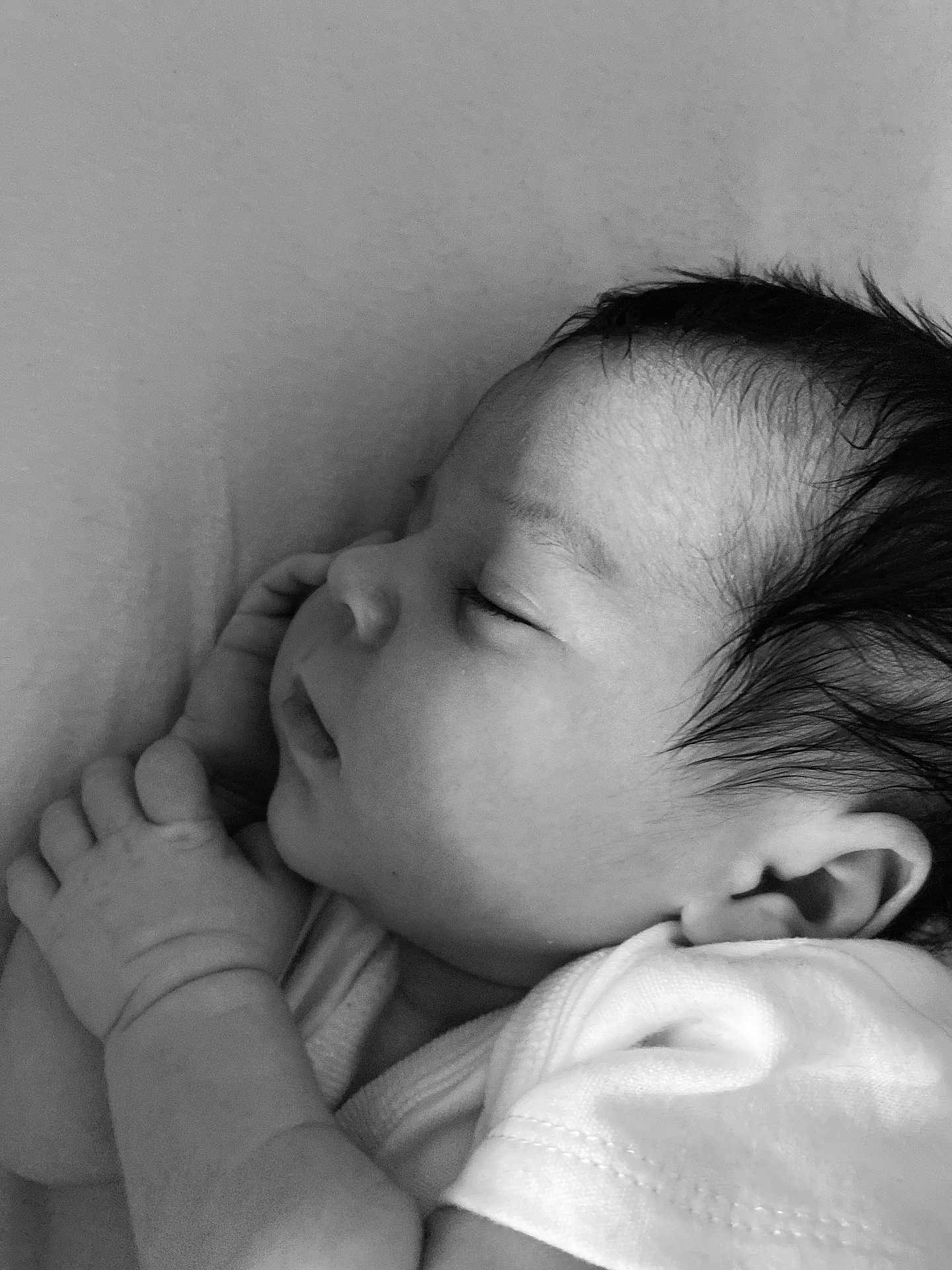 Gabriel participe au concours pour gagner de l'argent avec cette photo : baby, sleeping, black_and_white, infant, closeup, portrait, peaceful, newborn, face, hand, skin, hair, clothing, rest, soft, quiet, cute, child, young, cozy