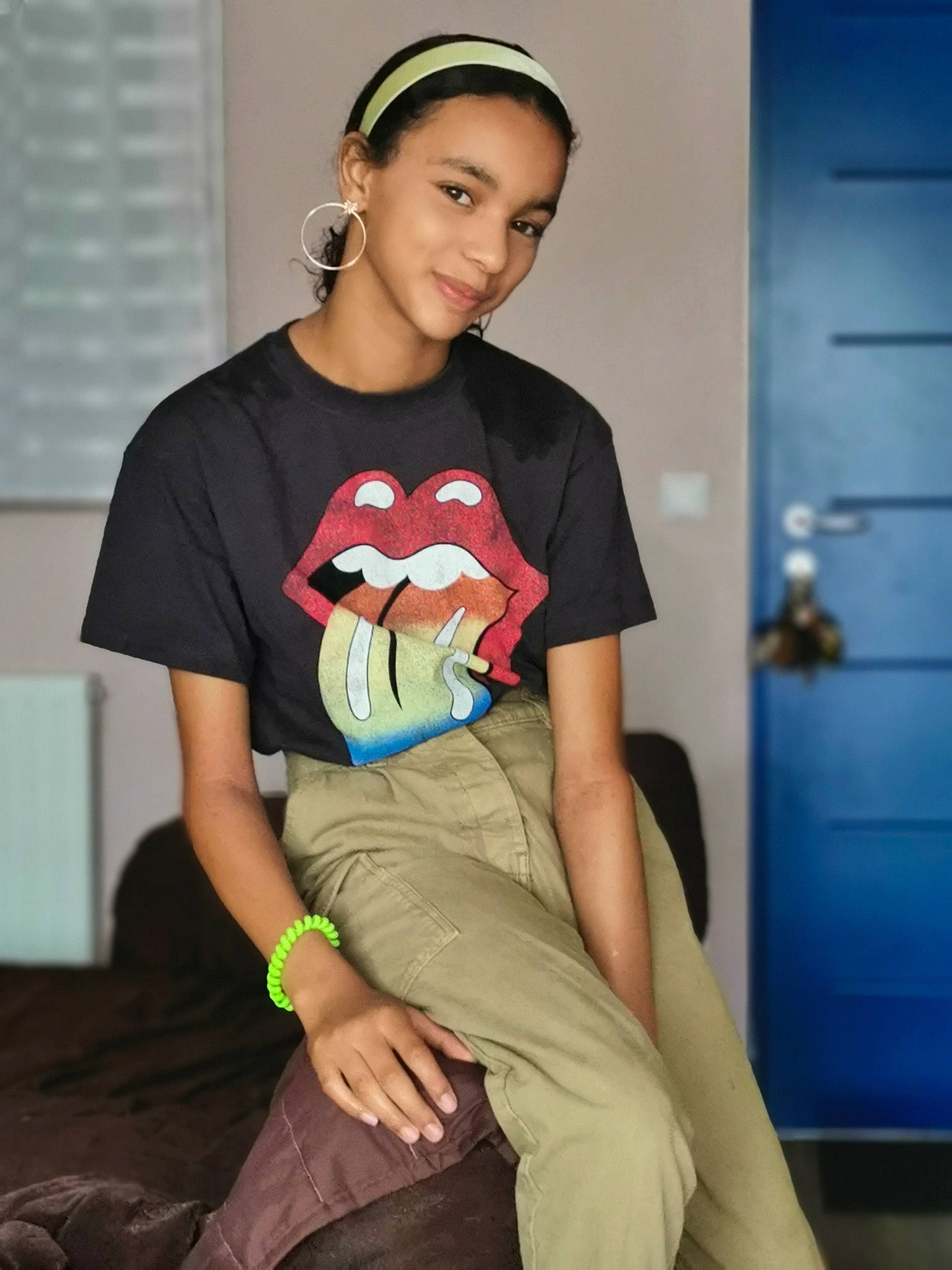 Neïla a rejoint le concours — aidez-le/la à gagner de superbes lots ! arm, chin, elbow, facial_expression, flash_photography, fun, human_body, joint, joy, knee, leg, muscle, neck, person, shoulder, sleeve, smile, standing, t_shirt, thigh