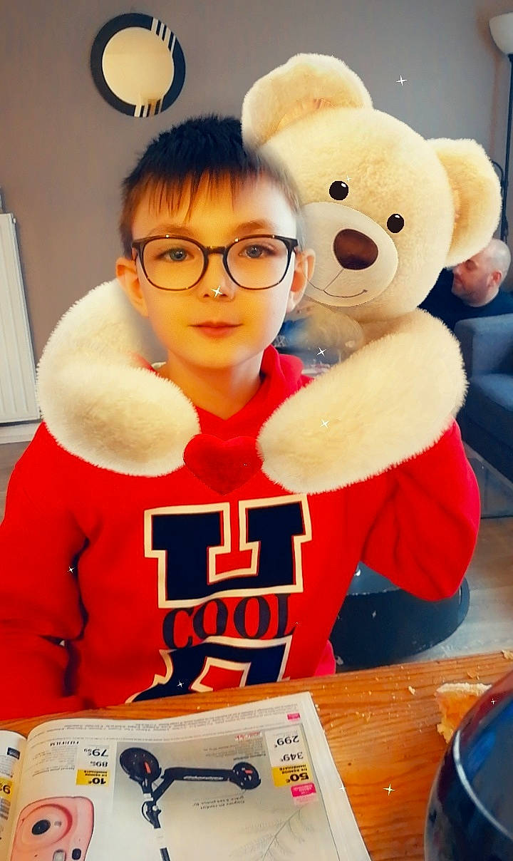 Tymeo a rejoint le concours — aidez-le/la à gagner de superbes lots ! child, comfort_food, eyewear, fun, fur, glasses, happy, junk_food, leisure, mascot, organ, person, personal_protective_equipment, recreation, sports_gear, stuffed_toy, t_shirt, teddy_bear, toddler, toy