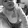Romy a rejoint le concours — aidez-le/la à gagner de superbes lots ! baby, infant, headband, bow, bib, clothing, long_sleeve, socks, indoor, furniture, television, curious, cute, child, portrait, monochrome, black_and_white, floor, person, smiling