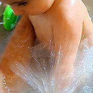 ében participe au concours pour gagner de l'argent avec cette photo : toddler, child, bath, water, splash, wet_skin, bubbles, bathroom, play, fun, closeup, skin, head, ear, arm, indoor, young_child, sitting, water_motion, childhood