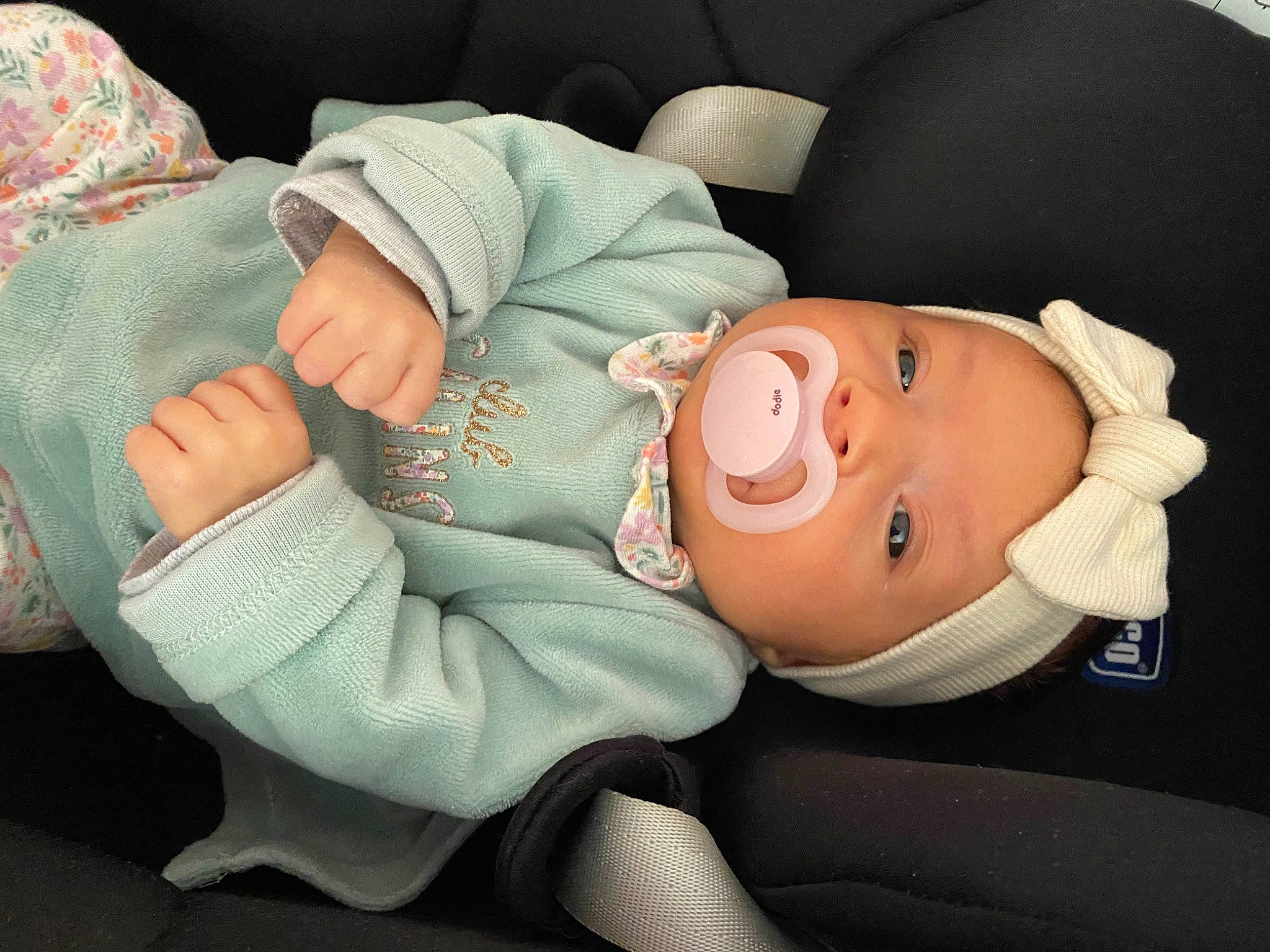 Nina a rejoint le concours — aidez-le/la à gagner de superbes lots ! baby, baby_products, baby_safety, baby_sleeping, baby_toddler_clothing, cheek, child, comfort, elbow, finger, hat, headgear, headwear, human_body, knee, mouth, person, room, sitting, sleeve
