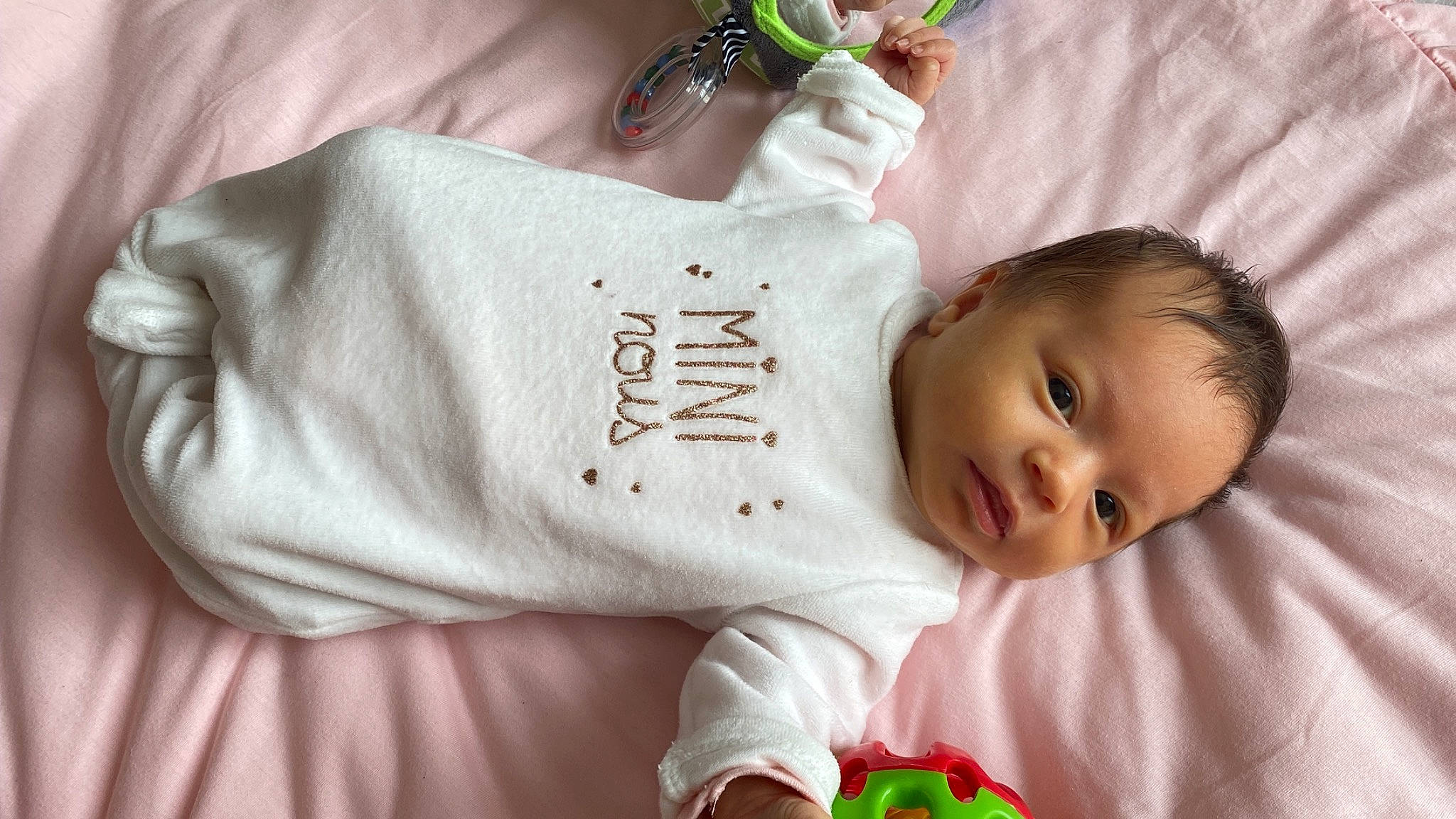 Nina a rejoint le concours — aidez-le/la à gagner de superbes lots ! baby, baby_products, baby_sleeping, baby_toddler_clothing, cheek, child, comfort, eye, facial_expression, finger, green, happy, linens, lip, nose, person, product, skin, sleeve, textile