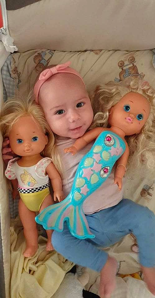 Yuna a rejoint le concours — aidez-le/la à gagner de superbes lots ! baby, baby_toddler_clothing, blond, brown_hair, cheek, child, doll, eye, facial_expression, hairstyle, head, headwear, human_body, iris, joint, organ, person, pink, product, skin