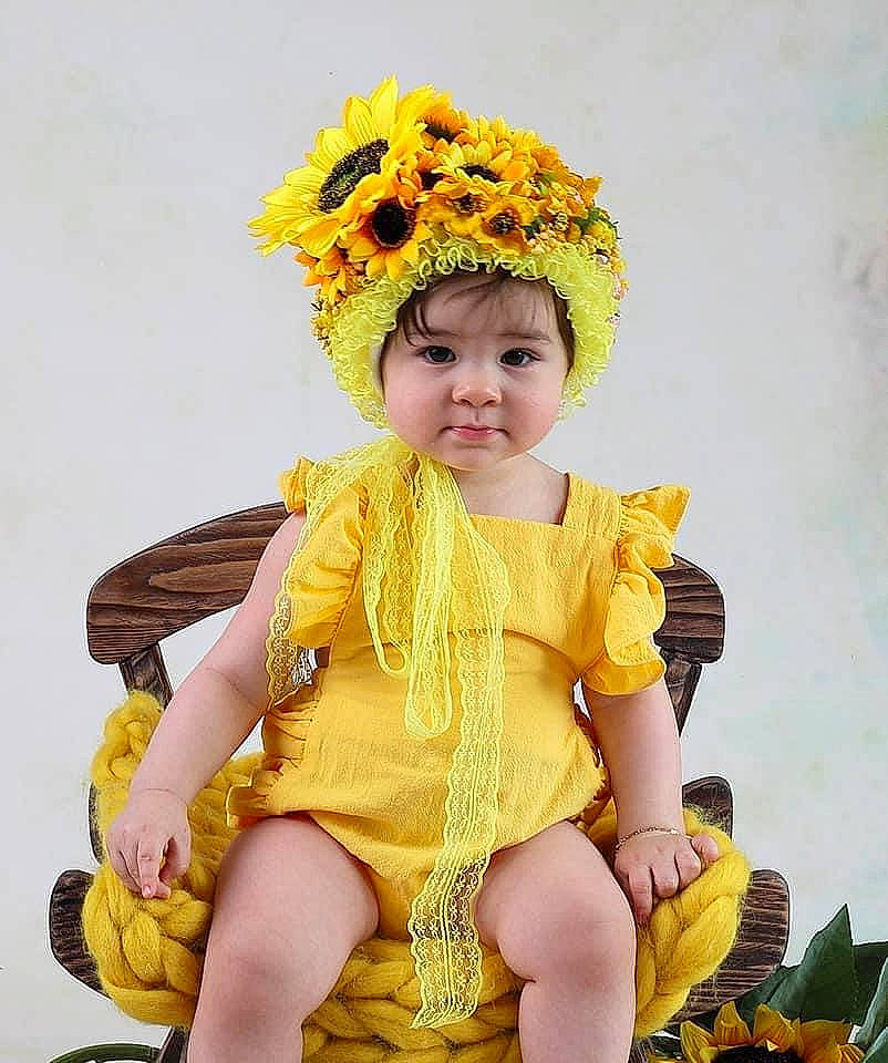 Maëlyne a rejoint le concours — aidez-le/la à gagner de superbes lots ! baby_toddler_clothing, costume, costume_hat, dress, fashion_accessory, fashion_design, fur, hair_accessory, hairstyle, hat, headband, headgear, headpiece, headwear, jewellery, necklace, peach, person, plant, textile
