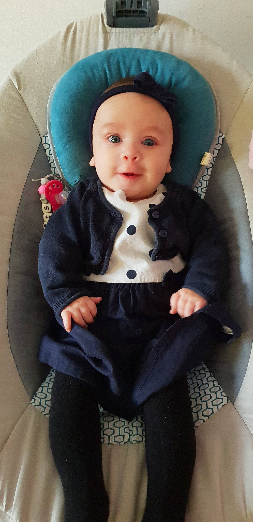 Iris participe au concours pour gagner de l'argent avec cette photo : baby, black_hair, cheek, child, headgear, leg, outerwear, person, sitting, skin, tights, toddler, tuxedo