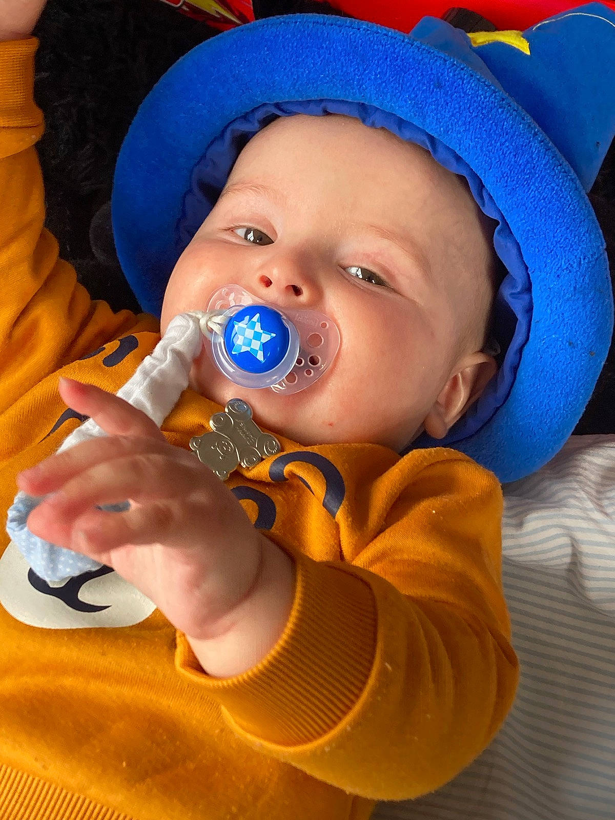 Lucas a rejoint le concours — aidez-le/la à gagner de superbes lots ! baby, baby_products, baby_safety, baby_toddler_clothing, blue, cheek, child, comfort, drinkware, electric_blue, fashion_accessory, fun, happy, hat, nail, nose, person, personal_protective_equipment, smile, thumb