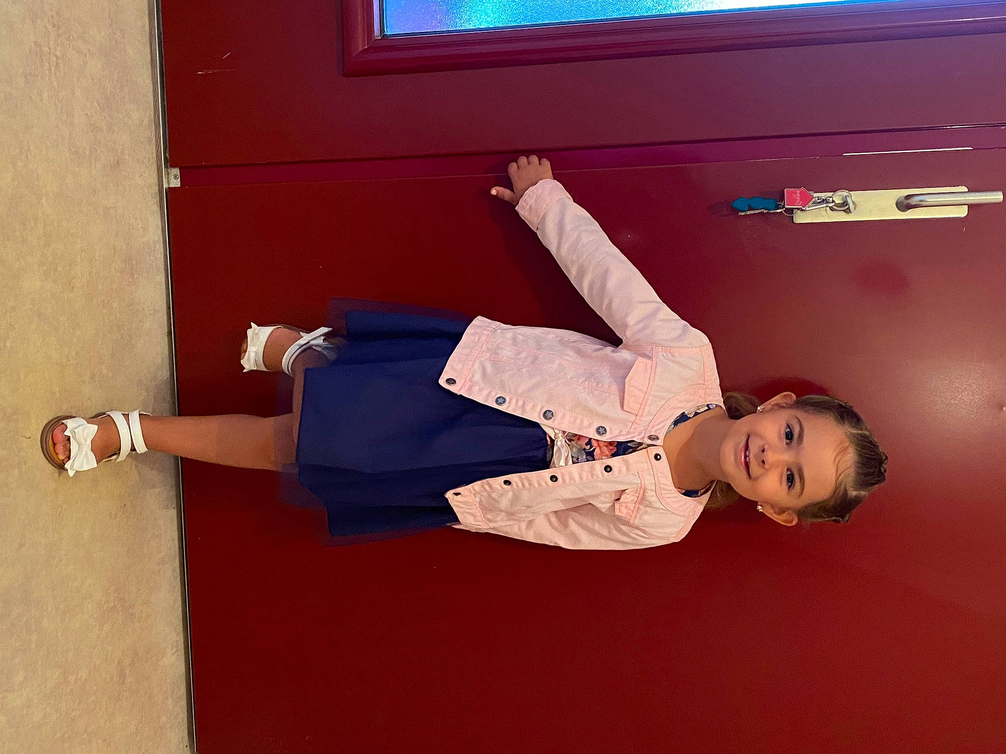 Lyna participe au concours pour gagner de l'argent avec cette photo : balance, elbow, electric_blue, finger, flooring, footwear, fun, human_leg, joint, joy, knee, leg, person, shoe, sportswear, t_shirt, television, thigh, waist, walking_shoe