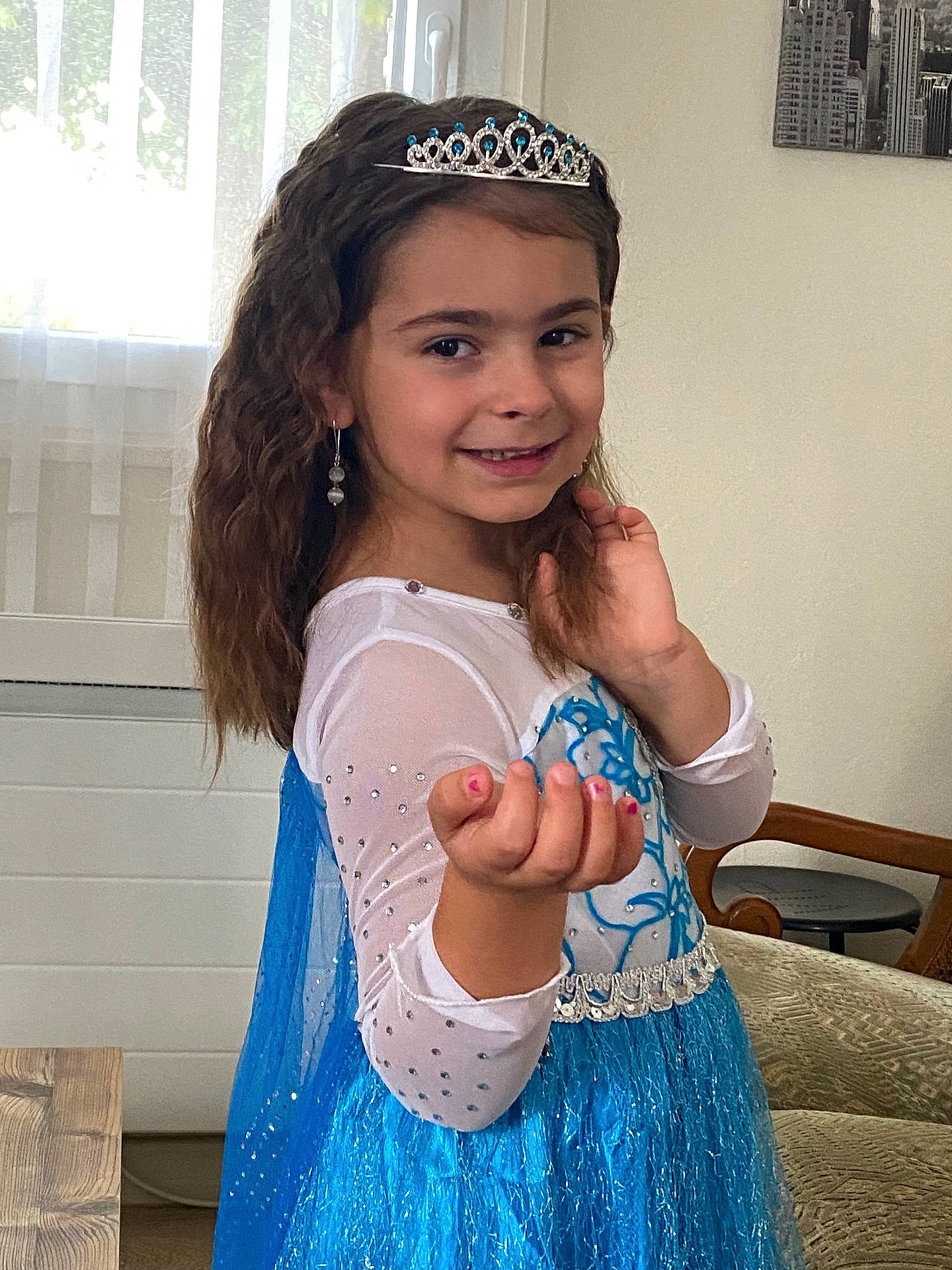 Lyna a rejoint le concours — aidez-le/la à gagner de superbes lots ! accessories, bodypart, child, clothing, costume, dress, eveningdress, face, female, finger, formalwear, girl, hair, hand, head, jewelry, person, photography, portrait, tiara