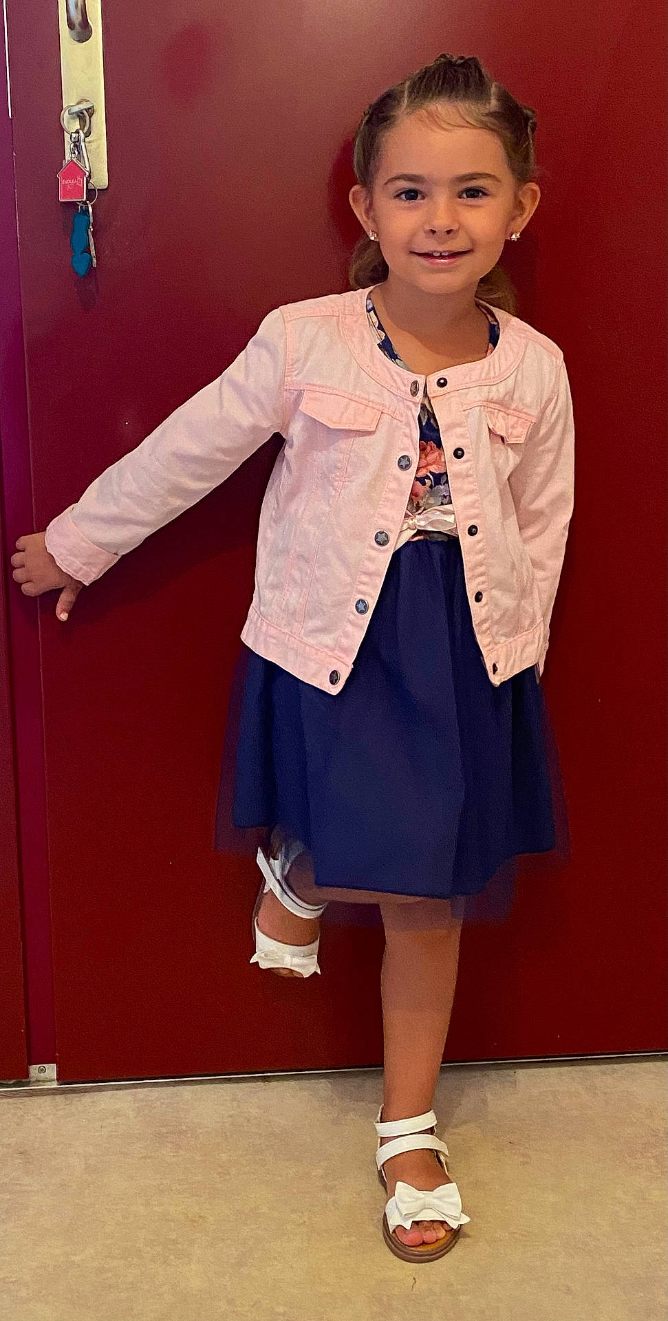 Lyna a rejoint le concours — aidez-le/la à gagner de superbes lots ! child, clothing, coat, face, female, footwear, girl, happy, head, longsleeve, person, sandal, shoe, sitting, skirt, sleeve, smile, sneaker, standing, student