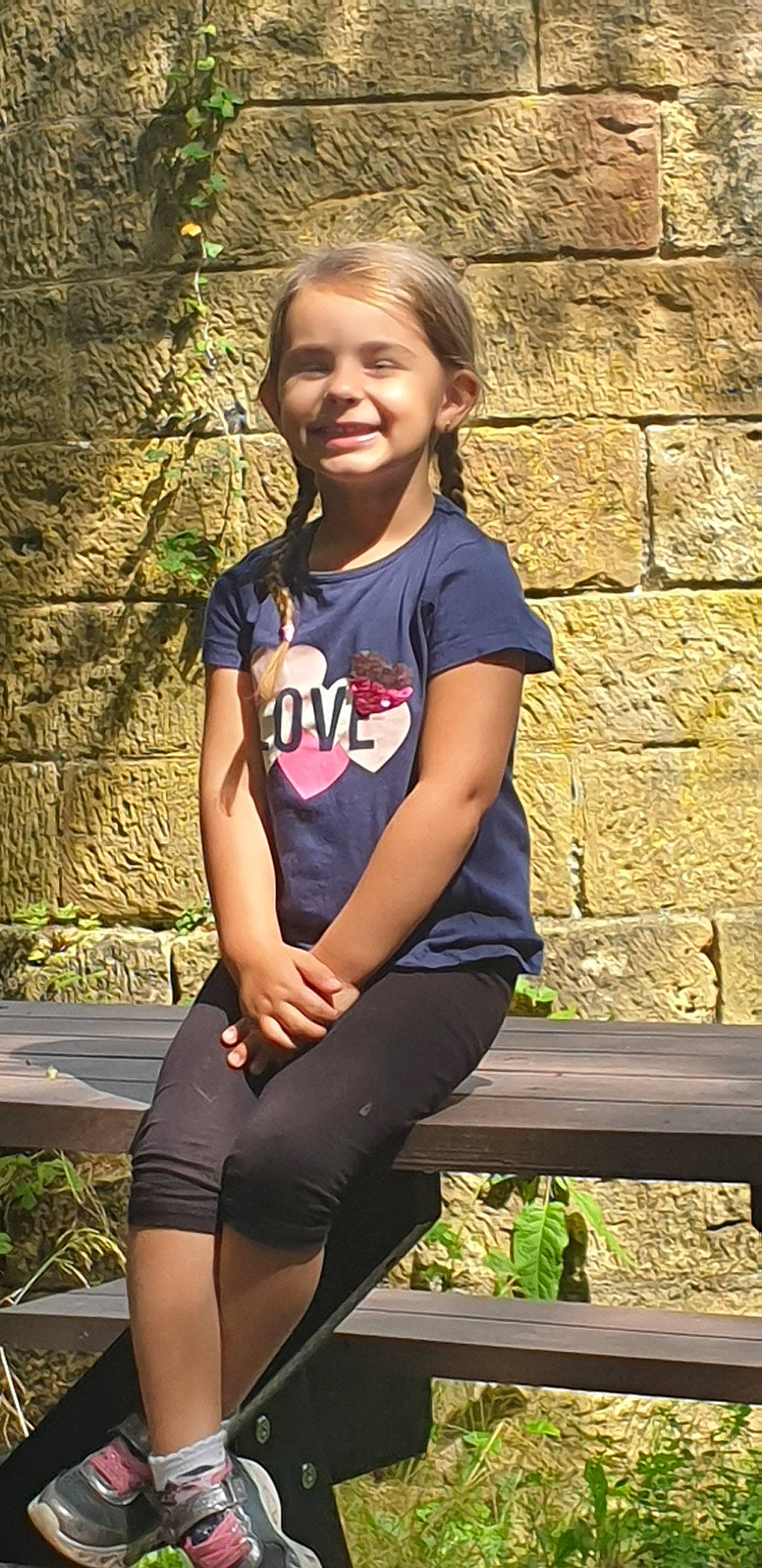 Lyna a rejoint le concours — aidez-le/la à gagner de superbes lots ! active_pants, electric_blue, grass, hairstyle, happy, human_leg, joy, knee, leg, leisure, long_hair, people_in_nature, person, plant, shoulder, sleeve, sportswear, standing, t_shirt, thigh