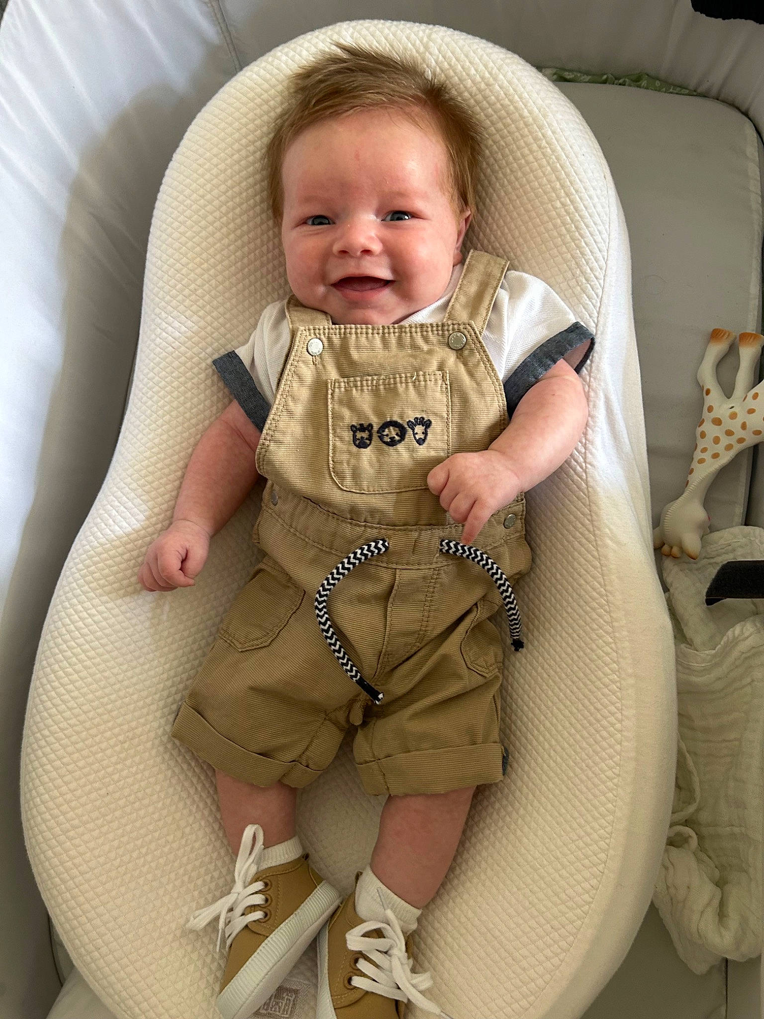 Lenzo a rejoint le concours — aidez-le/la à gagner de superbes lots ! baby, baby_carriage, baby_toddler_clothing, car_seat, cheek, child, comfort, eye, face, finger, joy, knee, leg, person, product, sitting, skin, sleeve, smile, thigh