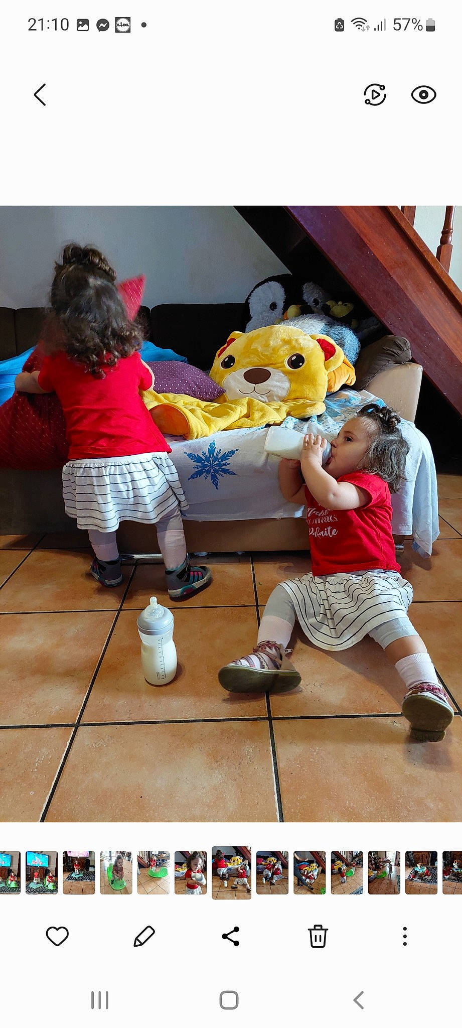 Maya Et Mia participe au concours pour gagner de l'argent avec cette photo : adaptation, bag, child, event, flooring, friendship, fun, happy, hat, leisure, person, photo_caption, photograph, play, recreation, sandal, shorts, snapshot, stuffed_toy, toddler