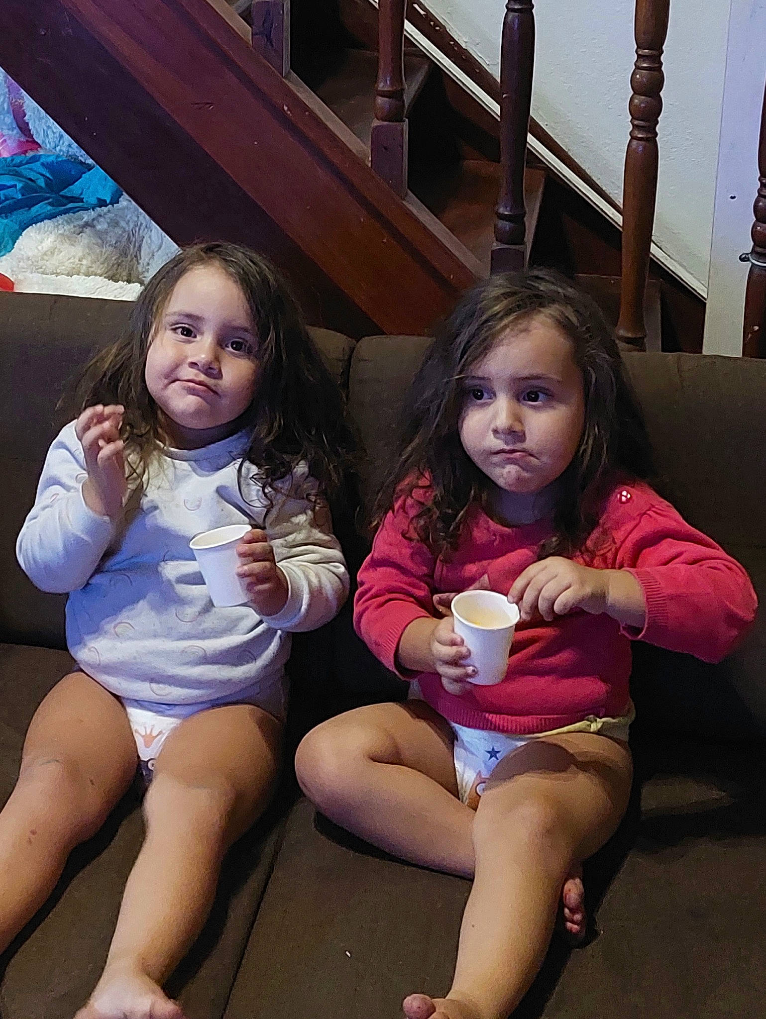 Maya Et Mia participe au concours pour gagner de l'argent avec cette photo : black_hair, eye, foot, fun, happy, human_leg, iris, lap, leg, leisure, long_hair, mouth, person, photograph, shorts, shoulder, skin, snapshot, thigh, toddler