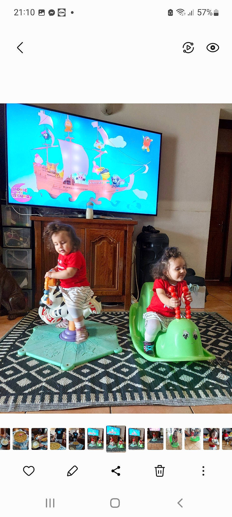 Maya Et Mia participe au concours pour gagner de l'argent avec cette photo : adaptation, child, display_device, electronic_device, entertainment, event, flooring, fun, green, leisure, person, photograph, play, product, purple, room, snapshot, technology, toddler, toy