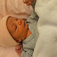 Anaya a rejoint le concours — aidez-le/la à gagner de superbes lots ! newborn, baby, infant, hat, blanket, clothing, pink, white, sleeping, fist, cute, skin, portrait, indoors, soft, warm, cozy, child, resting, small