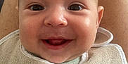 Andréas a rejoint le concours — aidez-le/la à gagner de superbes lots ! baby, bib, cheeks, closeup, clothing, cute, expression, eyes, face, happy, head, human, indoors, infant, lap, mouth, person, sitting, skin, smiling