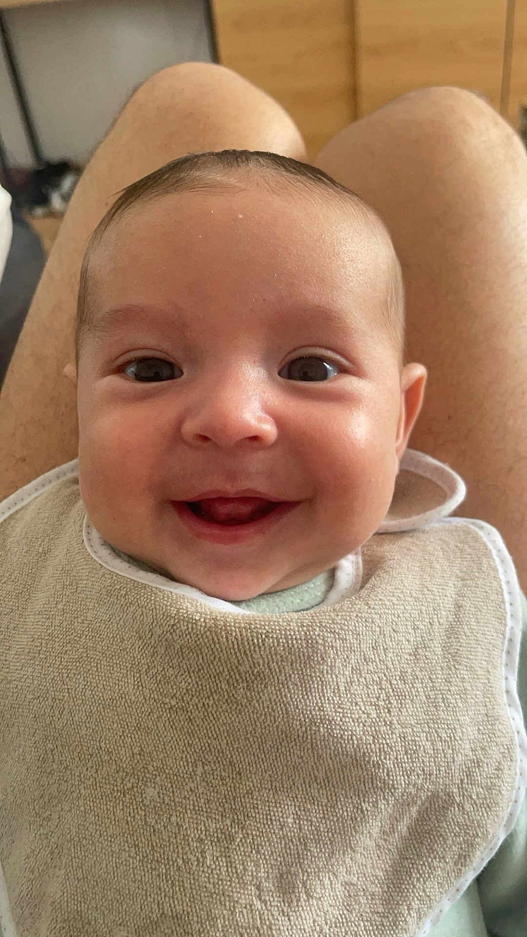 Andréas a rejoint le concours — aidez-le/la à gagner de superbes lots ! baby, bib, cheeks, closeup, clothing, cute, expression, eyes, face, happy, head, human, indoors, infant, lap, mouth, person, sitting, skin, smiling