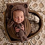 Andréas a rejoint le concours — aidez-le/la à gagner de superbes lots ! baby, blanket, brown, child, cozy, crocheted_toy, cute, fairy_lights, handmade, heart_shaped_bowl, indoor, infant, knit_hat, newborn, peaceful, portrait, sleeping, soft_lighting, texture, wool