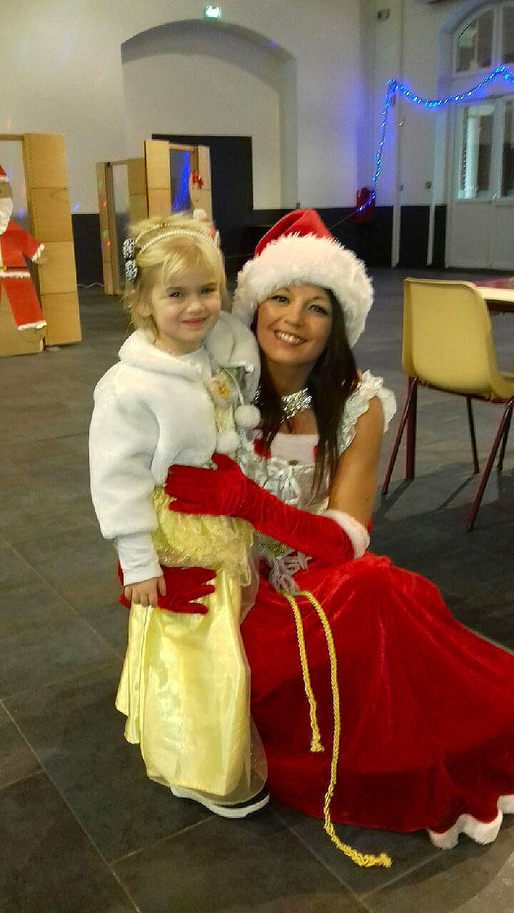 Abbygael participe au concours pour gagner de l'argent avec cette photo : christmas, cosplay, costume, event, fictional_character, fun, girl, headwear, holiday, joy, person, product, santa_claus, tradition