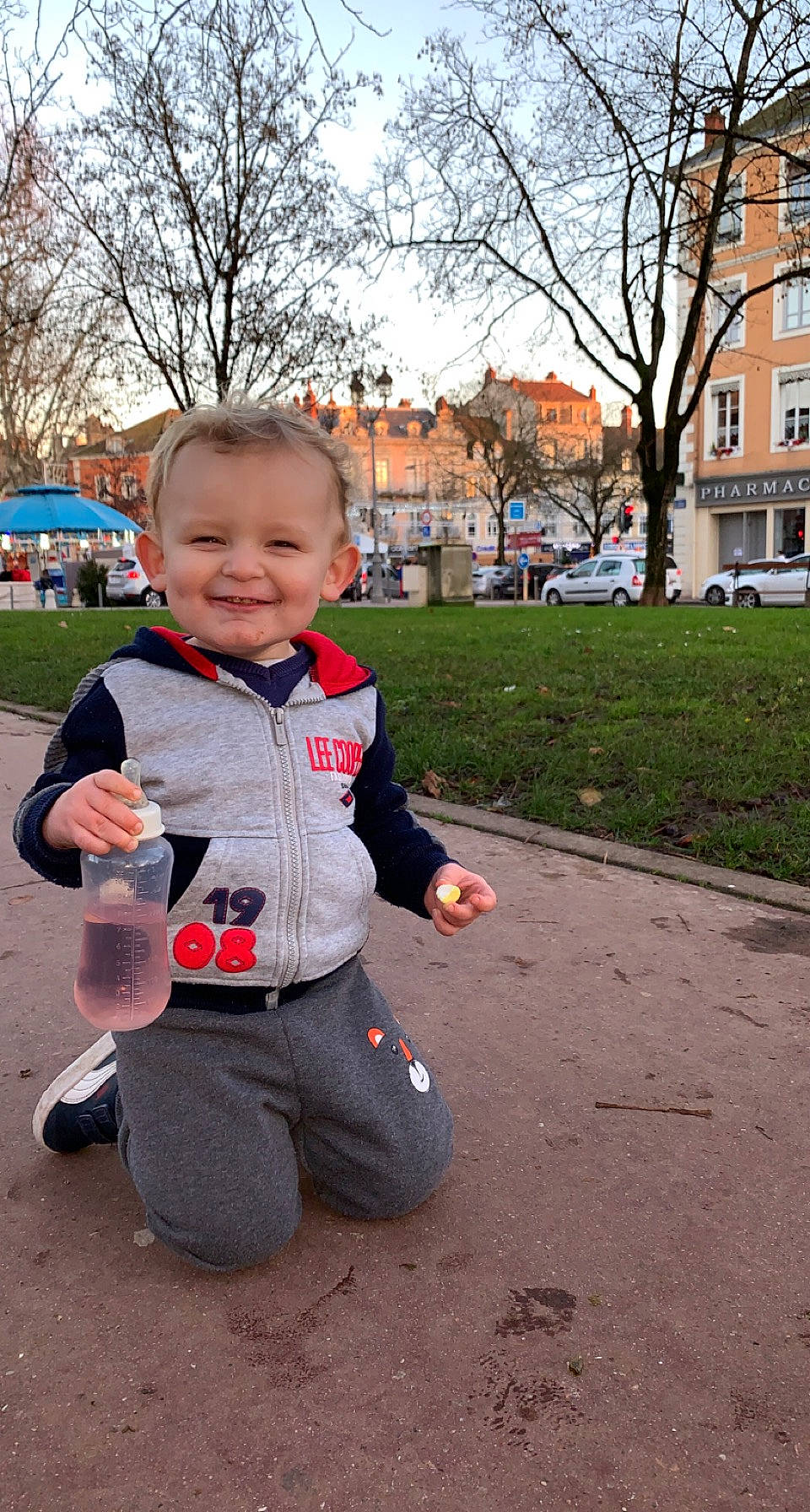 Eden participe au concours pour gagner de l'argent avec cette photo : asphalt, baby, child, eye, finger, fun, grass, happy, joy, leisure, person, plant, recreation, road_surface, sky, smile, soil, toddler, tree, water_bottle