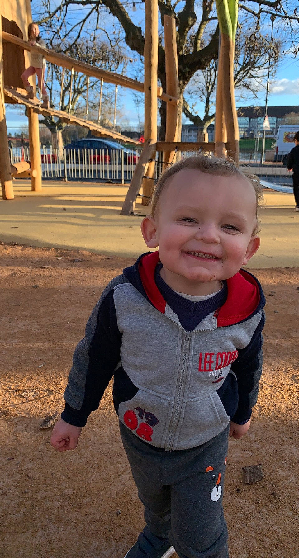 Eden a rejoint le concours — aidez-le/la à gagner de superbes lots ! baby, baby_toddler_clothing, child, chin, city, facial_expression, fun, grass, happy, joy, leaf, leisure, person, playground, recreation, skin, sky, sleeve, smile, toddler