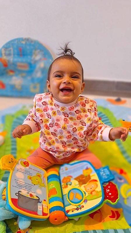 Cataleya a rejoint le concours — aidez-le/la à gagner de superbes lots ! baby, baby_playing_with_toys, baby_products, baby_toddler_clothing, baby_toys, cheek, child, event, fun, happy, joy, leisure, party, person, play, room, sitting, skin, smile, toddler