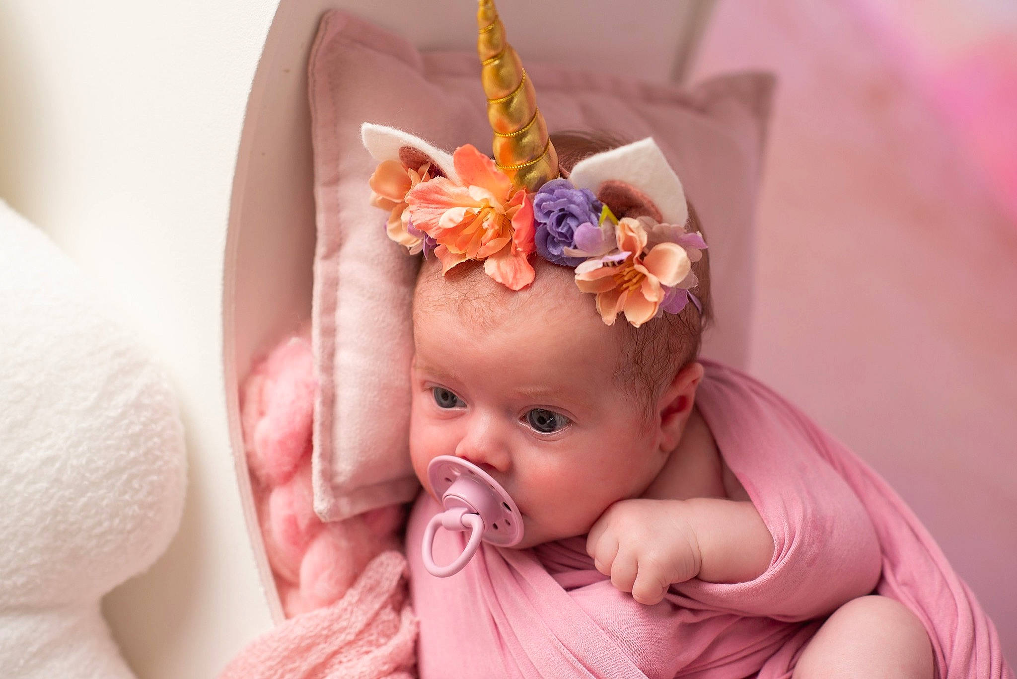 Blue participe au concours pour gagner de l'argent avec cette photo : baby, baby_toddler_clothing, comfort, cone, event, fashion_accessory, finger, hand, happy, headband, headgear, headpiece, jewellery, magenta, nail, peach, person, petal, picture_frame, pink