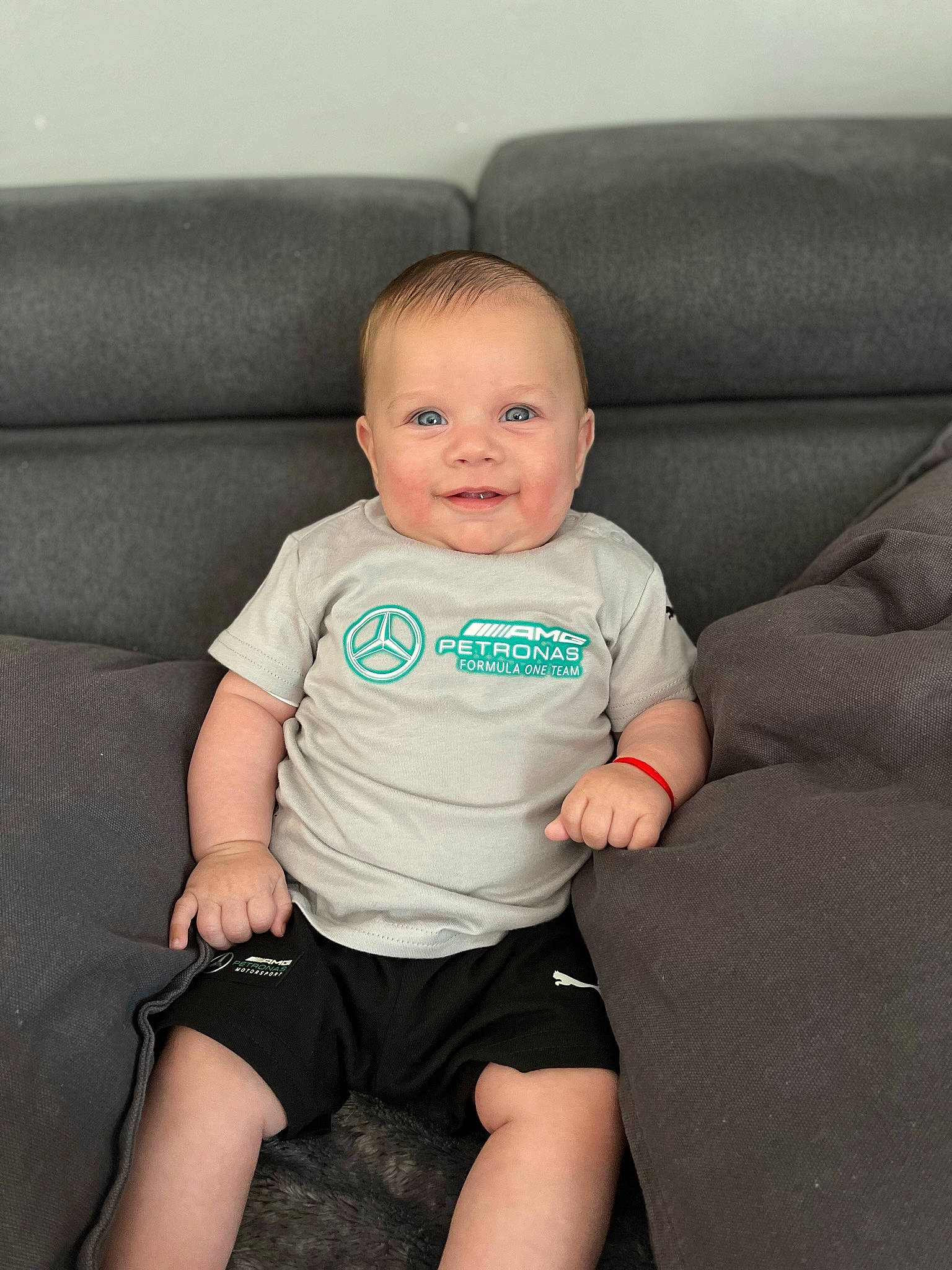 Juliann a rejoint le concours — aidez-le/la à gagner de superbes lots ! baby, baby_toddler_clothing, cheek, chin, comfort, couch, eye, face, flash_photography, hair, head, human_body, iris, joy, knee, person, shorts, skin, sleeve, smile