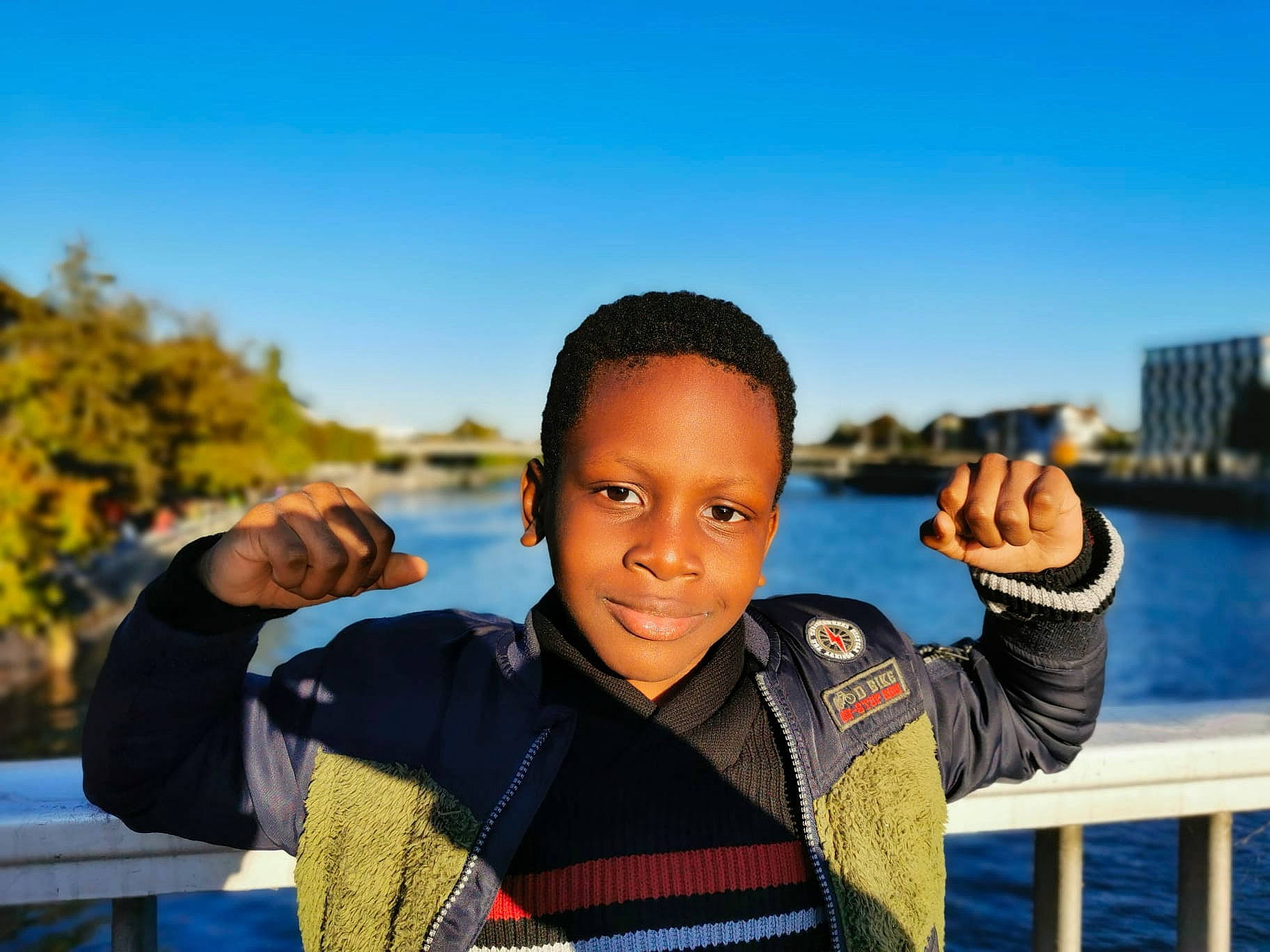 Ryan participe au concours pour gagner de l'argent avec cette photo : flash_photography, fun, gesture, happy, joy, lake, leisure, ocean, people_in_nature, person, personal_protective_equipment, recreation, sitting, sky, sleeve, smile, toddler, tourism, travel, tree