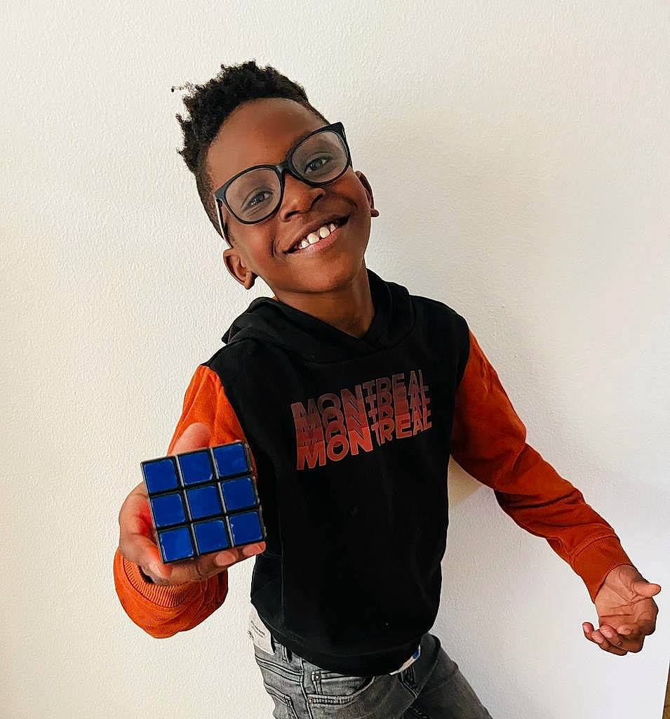 Ryan a rejoint le concours — aidez-le/la à gagner de superbes lots ! action_figure, cool, elbow, electric_blue, eyewear, fictional_character, fun, gesture, glasses, hairstyle, happy, jersey, joy, person, personal_protective_equipment, sitting, sleeve, smile, t_shirt, thumb