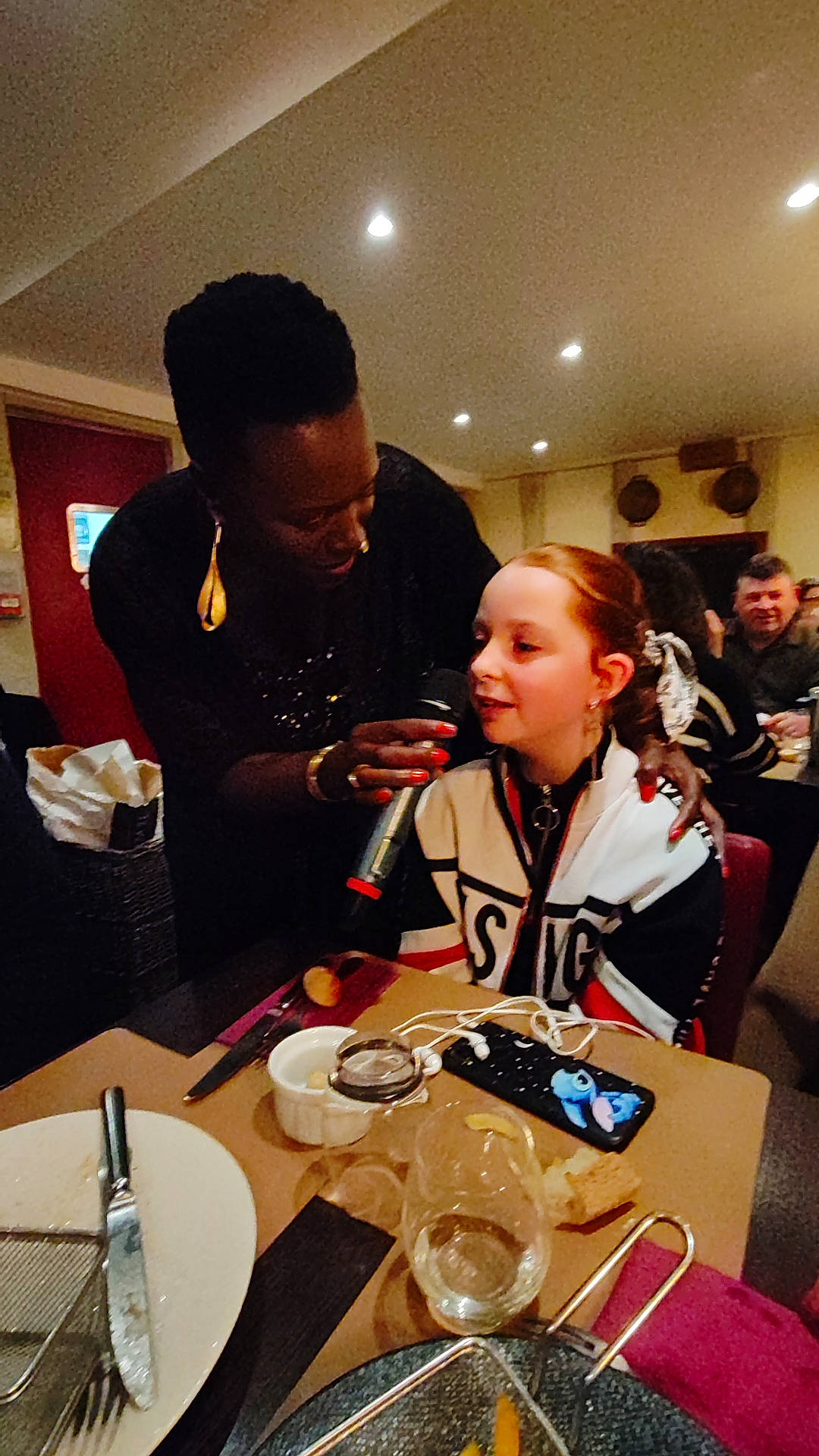 Lucie a rejoint le concours — aidez-le/la à gagner de superbes lots ! chair, conversation, cooking, drink, drinkware, employment, event, fashion_design, fun, hoodie, job, meal, meeting, official, person, plate, room, t_shirt, table, tableware