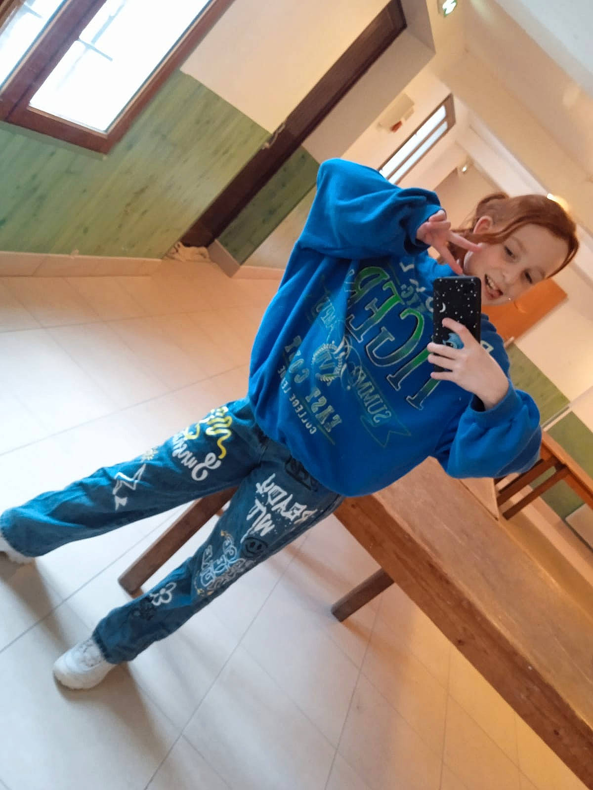 Lucie a rejoint le concours — aidez-le/la à gagner de superbes lots ! bag, costume, denim, electric_blue, fashion_design, flooring, hat, human_leg, knee, leisure, person, personal_protective_equipment, selfie, sitting, sock, sportswear, stairs, t_shirt, thigh, waist